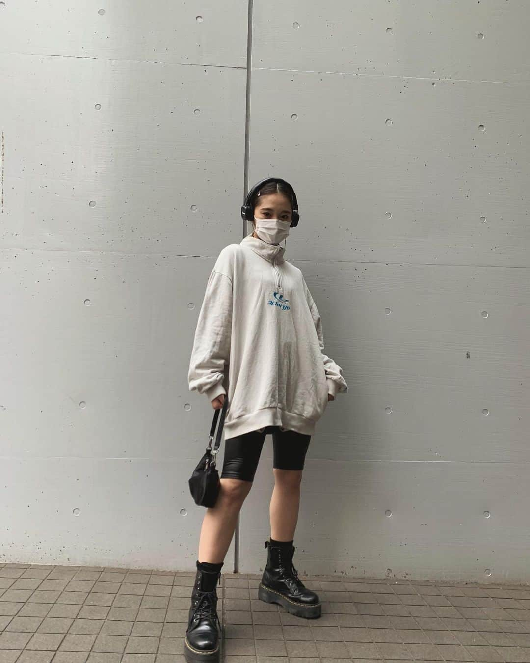 RUNA（竹田瑠奈）さんのインスタグラム写真 - (RUNA（竹田瑠奈）Instagram)「バイカーパンツ履いちゃった🩳﻿ ﻿ ﻿ trainer___﻿ @xlargejp  pants___﻿ @atmos_pink_official  boots___﻿ @drmartens_japan  headphone___﻿ @marshallheadphones  bag___﻿ @zara  ﻿ #ルナシフク﻿ #バイカーパンツ #fashion #fashiongram #海外ファッション #streetfashion #streetstyle #streetsnap #ootd #ootdfashion #ストリートファッション #ストリート系女子 #ストリートコーデ #trainercode #trainer #xlarge #atmos #atmospink #drmartens #zara #marshall #私服 #服 #私服コーデ」1月7日 18時39分 - runacccc