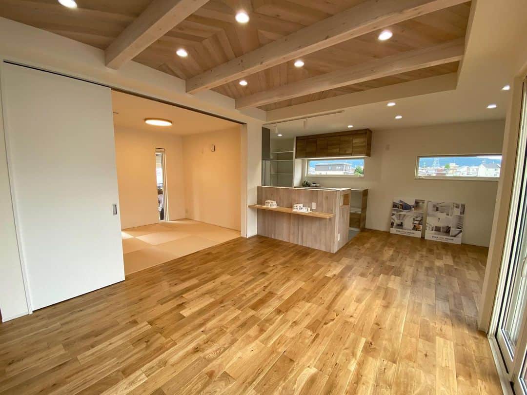 ONLY ONE HOUSE 株式会社 新谷組のインスタグラム：「* 新年あけましておめでとうございます🎍🐮🌅🙏✨ 今年もよろしくお願いします🙇‍♀️  6日より仕事始めのためバタバタしておりましたが 今年はパワーアップした新谷組をお見せできるよう 頑張りますのでどうぞよろしくお願いします💛  ⚀ 本社TEL  0770-78-1255 ⚁ 事務所TEL  0770-59-2552 ⚂ E-Mail  shintanigumi@outlook.jp ⚃ 新谷組HP  http://www.shintanigumi.jg .  #新谷組#おおい町#舞鶴市#高浜町#小浜市#敦賀市#若狭町#美浜町#新築#一戸建て#外構工事#改修工事#シンプルライフ#マイホーム#マイホーム計画#注文住宅#デザイン住宅#自由設計#工務店#金属サイディング#無垢材#家事楽動線#家づくり #家事動線 #こだわりの家 #インナーガレージ」