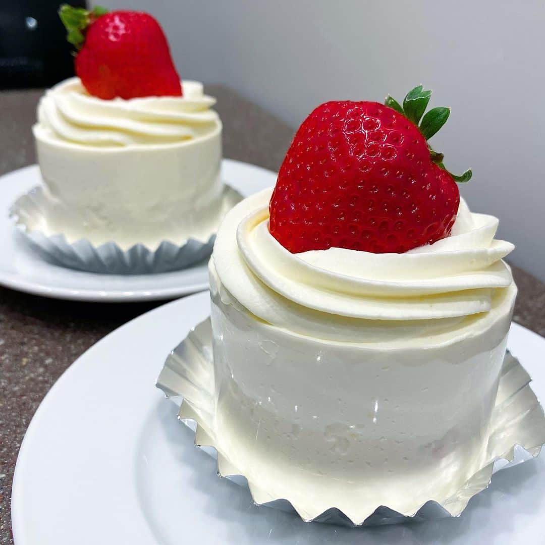 のインスタグラム：「ㅤㅤㅤㅤㅤㅤㅤㅤㅤㅤㅤㅤㅤ 大阪、心斎橋にあるPARIYAさん(@pariya_official)の 「スペシャルストロベリーショートケーキ」1045円 ㅤㅤㅤㅤㅤㅤㅤㅤㅤㅤㅤㅤㅤ 心斎橋駅から徒歩1分ほどのところにあるPARIYAさんは、ケーキとデリカテッセンが楽しめるカフェ！ 心斎橋のほか東京の青山や日本橋、横浜などにも店舗があります！ ㅤㅤㅤㅤㅤㅤㅤㅤㅤㅤㅤㅤㅤ 今回はあまおうverのいちごショートを注文🍓 ㅤㅤㅤㅤㅤㅤㅤㅤㅤㅤㅤㅤㅤ ここのケーキはどれも1人用のホールケーキのような形をしていて、いちごショートの場合はトップに一粒、中にもカットされたいちごが入っています！ ㅤㅤㅤㅤㅤㅤㅤㅤㅤㅤㅤㅤㅤ 生クリームは甘めのミルキーな味わいで、ふわふわスポンジ生地や甘酸っぱいちごともちろん相性がばっちり！ ㅤㅤㅤㅤㅤㅤㅤㅤㅤㅤㅤㅤㅤ ちなみに珈琲、紅茶、レモネードがおかわり自由なドリンクバーを+400円でセットにつけることもできました！ ㅤㅤㅤㅤㅤㅤㅤㅤㅤㅤㅤㅤㅤ ケーキやお弁当はテイクアウトできるのでおうち時間用のおやつやごはんとして買っていくのもありだと思います！ おすすめ！！ ㅤㅤㅤㅤㅤㅤㅤㅤㅤㅤㅤㅤㅤ ※昨年撮りためた写真を中心に投稿しています ㅤㅤㅤㅤㅤㅤㅤㅤㅤㅤㅤㅤㅤ ------------------------------------------ 📍大阪府大阪市中央区心斎橋筋1-8-3 PARCO地下1F ⏰10:00〜21:00 🛌不定休 🚃心斎橋駅から徒歩1分 ------------------------------------------ #過去pic  #心斎橋カフェ #pariya #いちご #ショートケーキ」