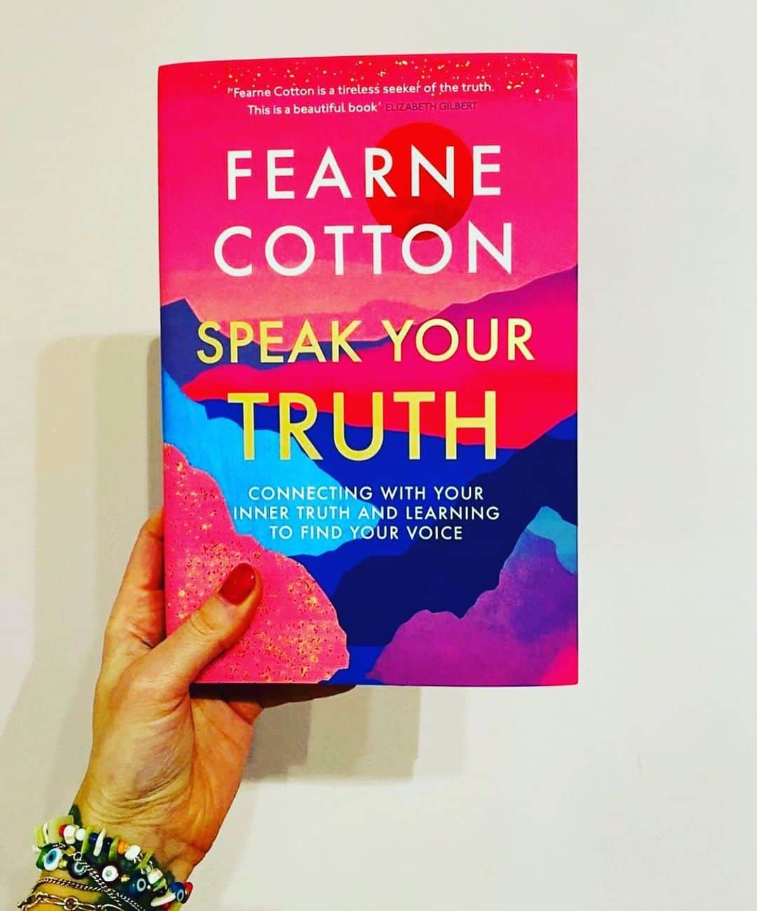 ファーン・コットンのインスタグラム：「If you can’t be arsed to watch the previous video, here is the book. Out today. Eeeek.  Enjoy. Hope it helps ♥️」