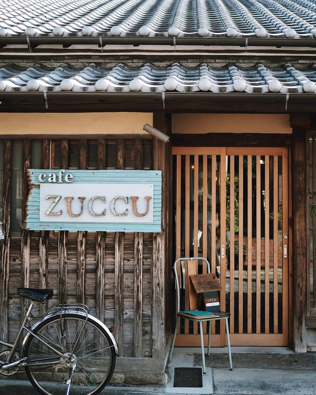 C A F E L O V E Rさんのインスタグラム写真 - (C A F E L O V E RInstagram)「cafe zuccu// 奈良 築150年以上経つ町家をリノベーションしたカフェ🏠 アンティーク家具や本に囲まれた、 ゆったり落ち着く空間はおひとり様にもおすすめ📚 有名な観光地の近くなので、観光の合間のひと休みにも◎ ㅤ @cafe_zuccu #cafezuccu #カフェズック ㅤ ※営業状況やメニューなど詳細は、 各アカウントでご確認ください それぞれができる形で大好きなカフェを応援しよう！ #コロナフードアクション」1月7日 18時54分 - _cafelover_