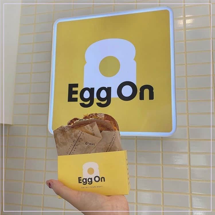 ピコフードさんのインスタグラム写真 - (ピコフードInstagram)「. 溢れそうなぐらい卵が入った韓国風サンドがとても美味しそう🤤🥪 店内で食べることもできますが、テイクアウトもかわいくていい感じですね💓  🍽️🍽️🍽️🍽️🍽️🍽️🍽️🍽️﻿ お店のタグ﻿ #eggon  他の地域を探す﻿ #piko_田町 🍽️🍽️🍽️🍽️🍽🍽️🍽️ ﻿ @ri_riiii_santa  @ayk__o6l5  @mmm_x04  @yuki_ktt  @_riri_0909   さん﻿ ありがとうございました！！﻿ 🐥 🐥 🐥 🐥 🐥 🐥 🐥 🐥 🐥 🐥 🐥 🐥﻿ ﻿ ※最新の情報は調べてご確認をお願いします🙇🏻‍♀️﻿ ﻿ 関東圏内のオシャレなグルメの投稿を厳選し、﻿ 紹介してます👣👀﻿ オシャレなグルメを見つけよう！➡️ @piko_food_﻿ #piko_food もつけて投稿してくれると﻿ いいねとたまにコメントしに行きます❤️﻿ ﻿ 🐥 🐥 🐥 🐥 🐥 🐥 🐥 🐥 🐥 🐥 🐥 🐥﻿ ﻿ ﻿ .﻿ ﻿ .﻿  . ﻿#田町カフェ #田町グルメ #田町ランチ #東京カフェ巡り #東京グルメ #おしゃれランチ #ランチ #ランチタイム #韓国風サンド #韓国風カフェ #エッグサンド #サンドウィッチ #東京カフェ #グルメスタグラム #カフェ巡り #カフェスタグラム　#일본카페 #おしゃれ店　#おしゃれカフェ　#グルメ女子 #グルメ男子 #おしゃれランチ #カフェ部 #カフェ活　#ランチ巡り #카페스타그램 #cafestagram #도쿄카페」1月7日 18時48分 - piko_food_