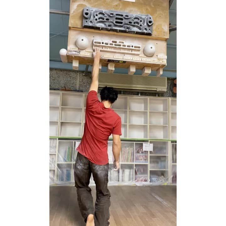 小山田大のインスタグラム：「Three finger one hand hanging challenge. New record 31 seconds!   ビーストメーカー三本指チャレンジ。 新記録３１秒。 ちゃんと正面向けて出来た。 最後回っちゃったけど。」