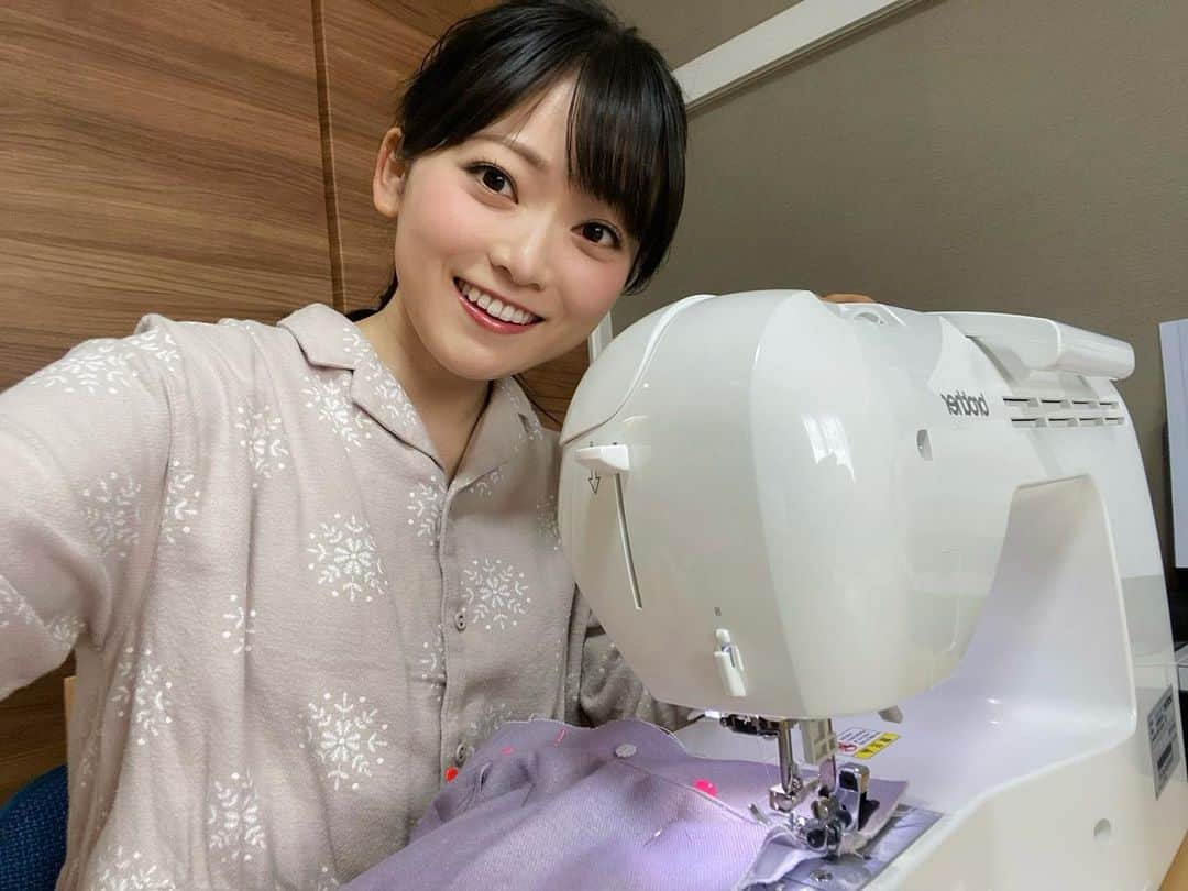 南雲穂波さんのインスタグラム写真 - (南雲穂波Instagram)「ミシンで服作り中です🧵 紫色のブラッシングデニムのジャンパースカート、ロケに間に合わせようと焦って雑になってきました🤣 ・ ダンスのステージ衣装は何十着も作ってきたけれど、普段着られる洋服作りはまだ第二弾. ちなみに第一弾は年末のコレクルで着ていたチェック柄の物です☻ ・ #洋裁 #ソーイング #ミシン #ブラザーミシン メーテレ #アナウンサー #名古屋テレビ #名古屋 #nagoya #南雲穂波 #なぐもくもく 私服#sm2」1月7日 18時53分 - honami_nagumo_nbn