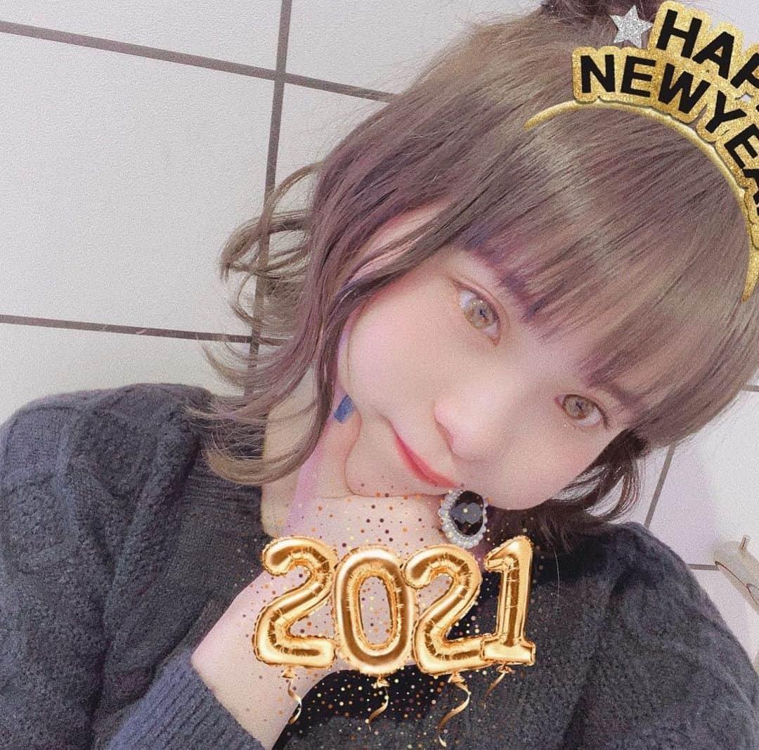 桜さんのインスタグラム写真 - (桜Instagram)「今年初カラコンはシェリークさんの ヘーゼルコントゥア︎︎︎︎︎☺︎  フチなしで透明感がすごくでるカラコンなのでアンニュイな雰囲気にしたい時におすすめ💍  是非お揃いにしましょう ߹𖥦߹  今年も アンバサダーとしてたくさんの方に シェリークの魅力をお伝えしていきたいと思います🌼  #超SHERIQUEガールズ #シェリーク #SHERIQUE #カラコン」1月7日 19時03分 - sakura_0808_