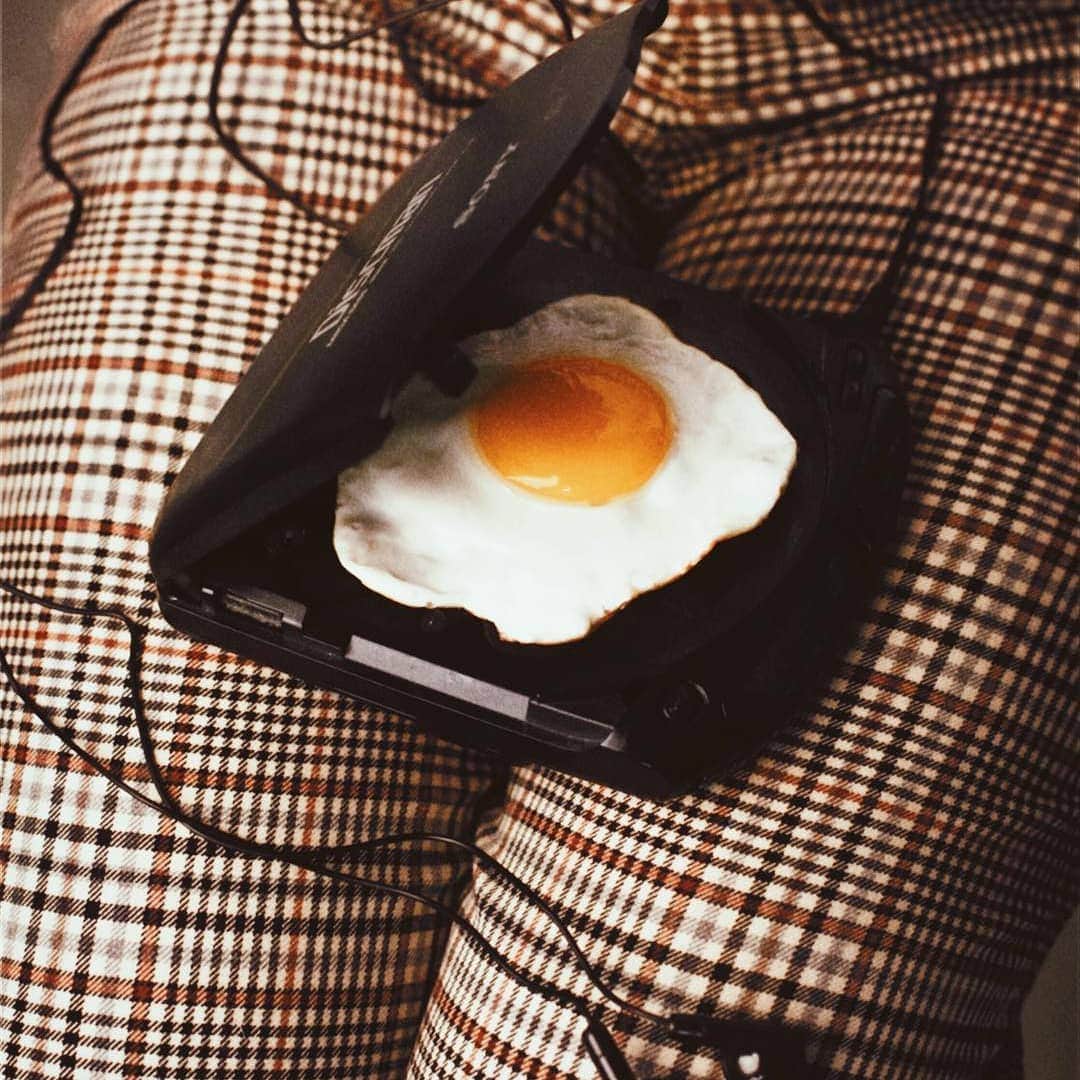 Eggs Conceptのインスタグラム：「Top ten egg songs 💿🎧🎶🍳 by 👉 Sofie Sund @sofiesund 👈  #SofieSund #eggsconcept #egg #friedegg #2021 #winter」