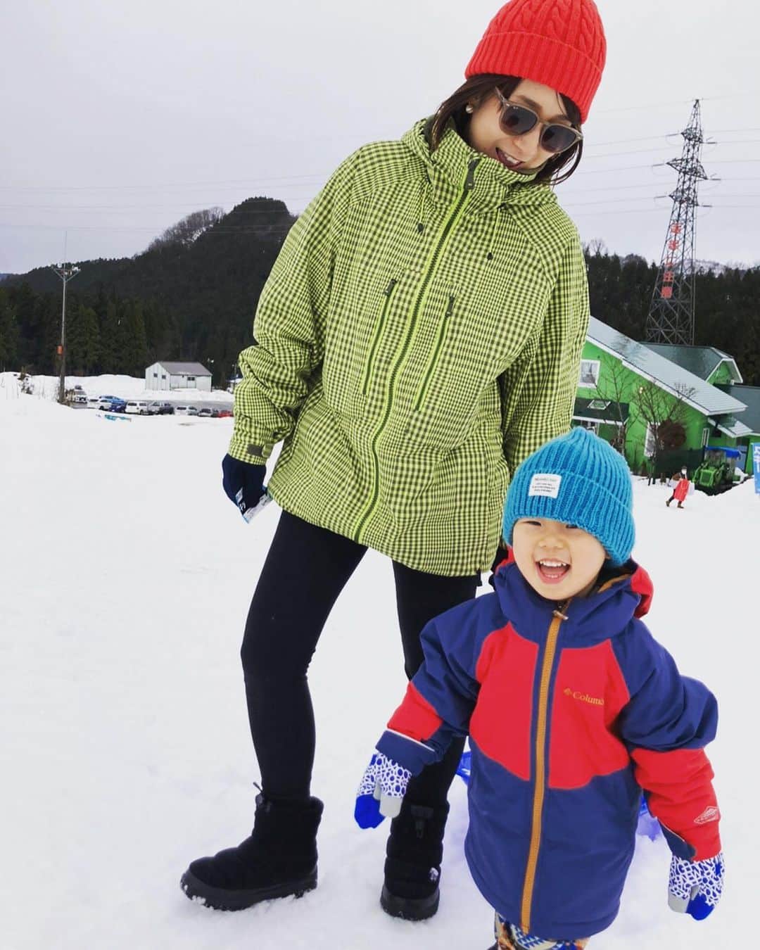 林藍菜さんのインスタグラム写真 - (林藍菜Instagram)「年末の出来事。  何年ぶりかのゲレンデ。 キラキラしていて心もウキウキ𓇼 子供を連れては初めてのスキー場！  昔自分が連れてきてもらっていた場所に、 自分の子を連れてくるなんて♡ ソリ滑りだけでしたが、 もう少ししたらスキーも教えなくっちゃ。 自分がしてもらった経験を子供にもさせてあげたい、そんな親心が芽生えた2021年です。  不安な毎日がまだ続きそうですが、 穏やかに過ごしたいもの。 大雪となりそうな寒波も襲来！ みなさん気をつけて。  #2021 #年末年始 #過ごし方 #スキー場 #親子 #キッズパーク #ママアナウンサー #元気に子育て中」1月7日 18時59分 - hayashi_aina
