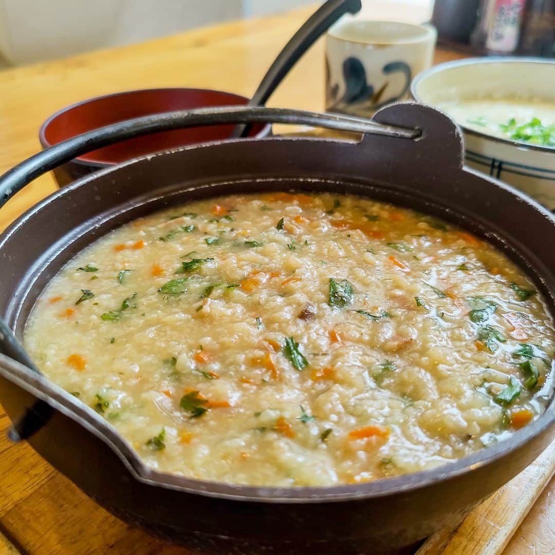 Be.okinawaのインスタグラム：「"Boroboro jushi" soft porridge gently fills the stomach worn down from New Year's feasts and celebratory “sake”. (In Okinawa, the local liquor “Awamori” is preferred.)  January 7th is Japan's "Nanakusa gayu" day. People commonly eat porridge cooked with 7 spring vegetables and pray for the health of their family. In Okinawa, “Boroboro jushi” cooked with island vegetables is more common. It’s a popular home-cooked dish so you can order one at local restaurants!  Hold on a little bit longer until the day we can welcome you! Experience the charm of Okinawa at home for now! #okinawaathome  Tag your own photos from your past memories in Okinawa with #visitokinawa / #beokinawa to give us permission to repost!  #okinawafood #japanesehomecooking #riceporridge #jushi #沖縄料理 #沖繩料理 #粥 #오키나와요리 #죽 #japan #travelgram #instatravel #okinawa #doyoutravel #japan_of_insta #passportready #japantrip #traveldestination #okinawajapan #okinawatrip #沖縄 #沖繩 #오키나와 #旅行 #여행 #打卡 #여행스타그램」