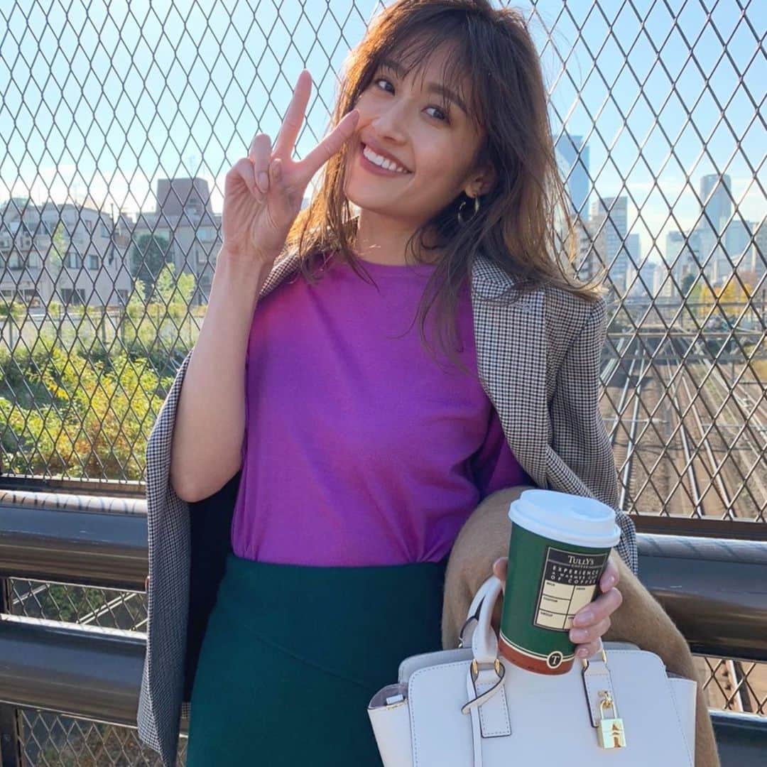 のインスタグラム：「『キレイ色ニット×ジャケット』の撮影で 川口優菜ちゃんと晴天の中ロケ🌞✨  寒くても、お天気がいいと気持ちがいい♫ 着るだけで気分が上がるカラーニットとジャケットのコーデ、 ぜひ誌面でチェックしてみてください✔️  #classymagazine #classyonline #2月号  #オフショット #川口優菜 #カラーニット #ジャケットコーデ」