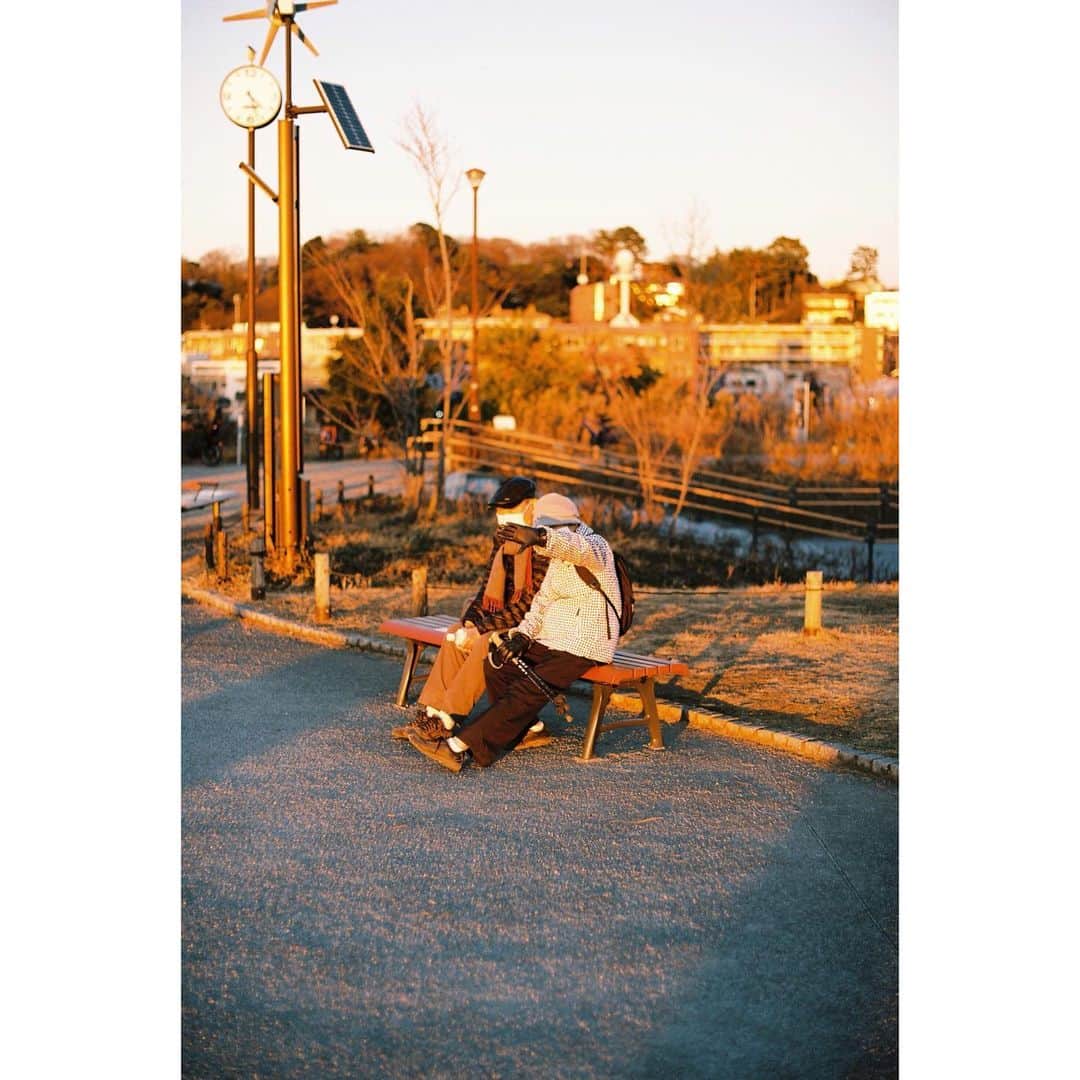 鈴川博紀さんのインスタグラム写真 - (鈴川博紀Instagram)「元旦の日の入りを眺める二人  あとここからは富士も見える 丁度この日も見えた。柔らかそうな橙と翳りの鋭い青で幻みたいに綺麗な富士だった  #couple #kodakektar100」1月7日 19時13分 - hirokisuzukawa
