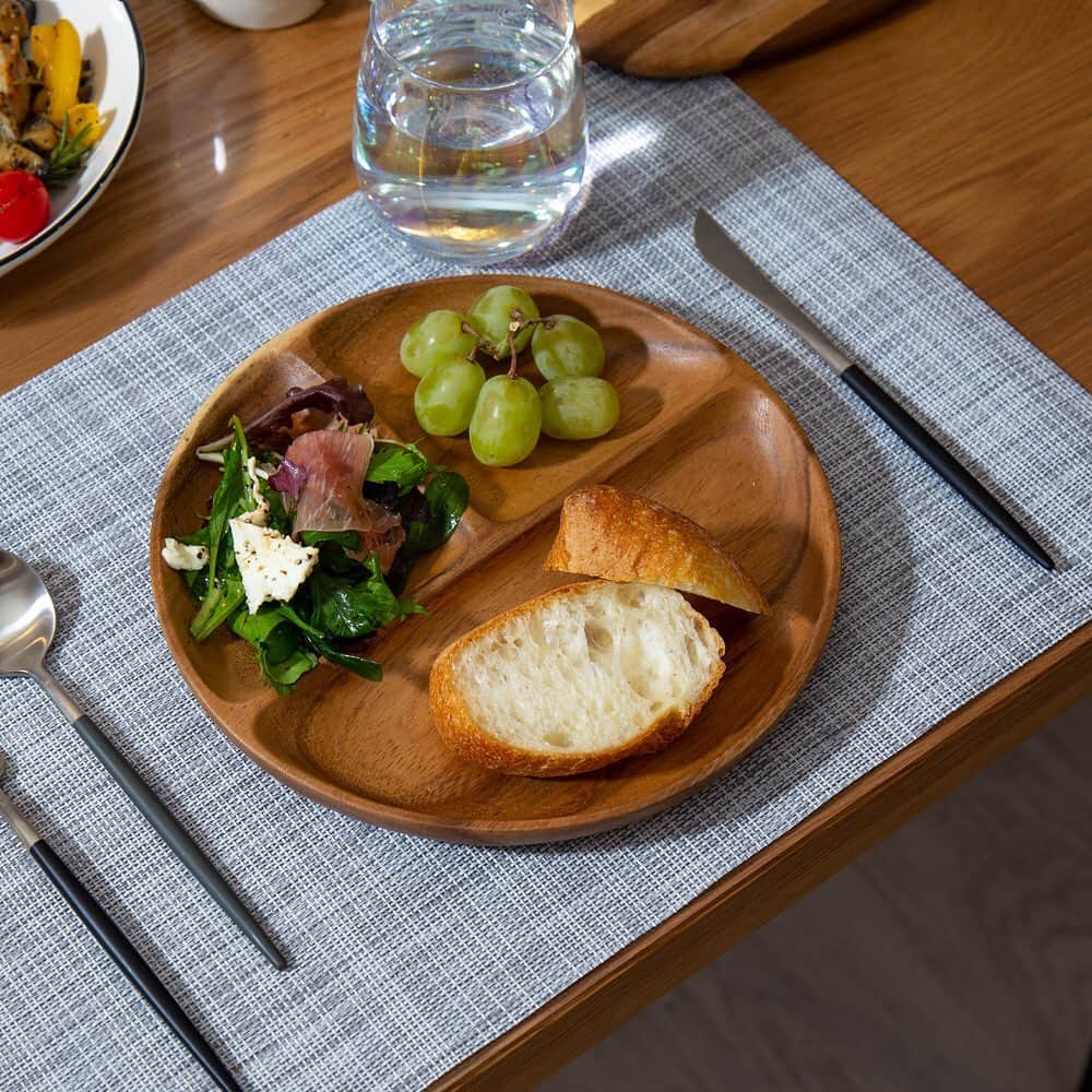 3COINSさんのインスタグラム写真 - (3COINSInstagram)「❋ 新年の始まりは新しい食卓から❋﻿ ﻿ ﻿ ﻿ 食卓を彩るオシャレな﻿ テーブルウェアが入荷致しました✨﻿ ﻿ シンプルなデザインなので﻿ どんなシーンでもお使い頂けます。﻿ ﻿ こだわりの食器で﻿ いつもの食事もなんだか特別な気分に♪﻿ ﻿ ﻿ 一部アイテムは3COINS公式通販サイト @palcloset_onlinestore  にて販売しております。﻿ ﻿ 店舗により在庫が異なりますので、お立ち寄りの店舗までお問い合わせください。﻿ ﻿ ﻿ #3COINS #スリーコインズ #スリコ #新商品 #新商品情報 #パルクローゼット #通販 #通販サイト #公式通販サイト #食卓 #テーブルウェア #食器 #プチプラ #キッチンアイテム #おうち時間 #おうち #おうちごはん #朝ごはん #ごはん」1月7日 19時09分 - 3coins_official