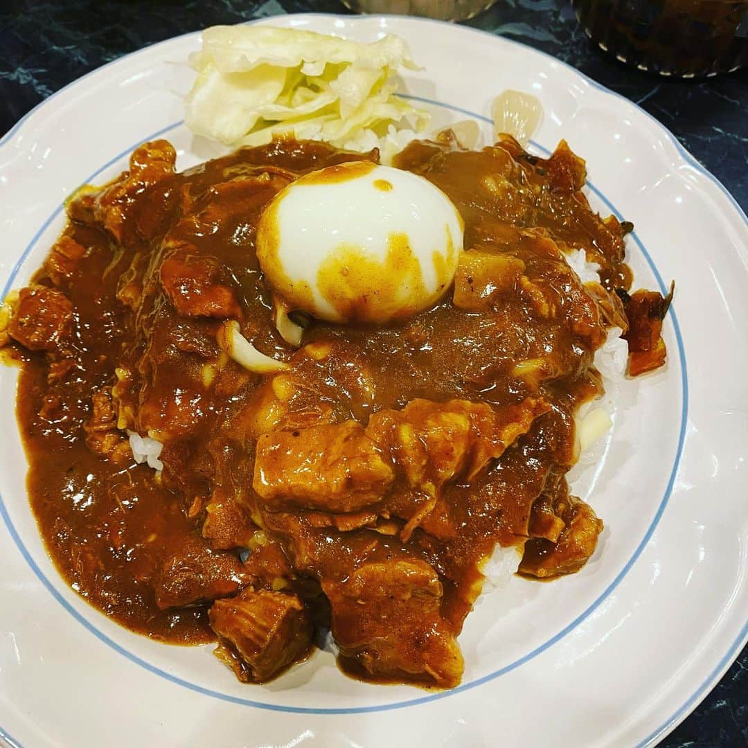 小川真司さんのインスタグラム写真 - (小川真司Instagram)「初カレー。 チーズと茹で卵をトッピング。 #カレーカイラス」1月7日 19時11分 - maguromaru34