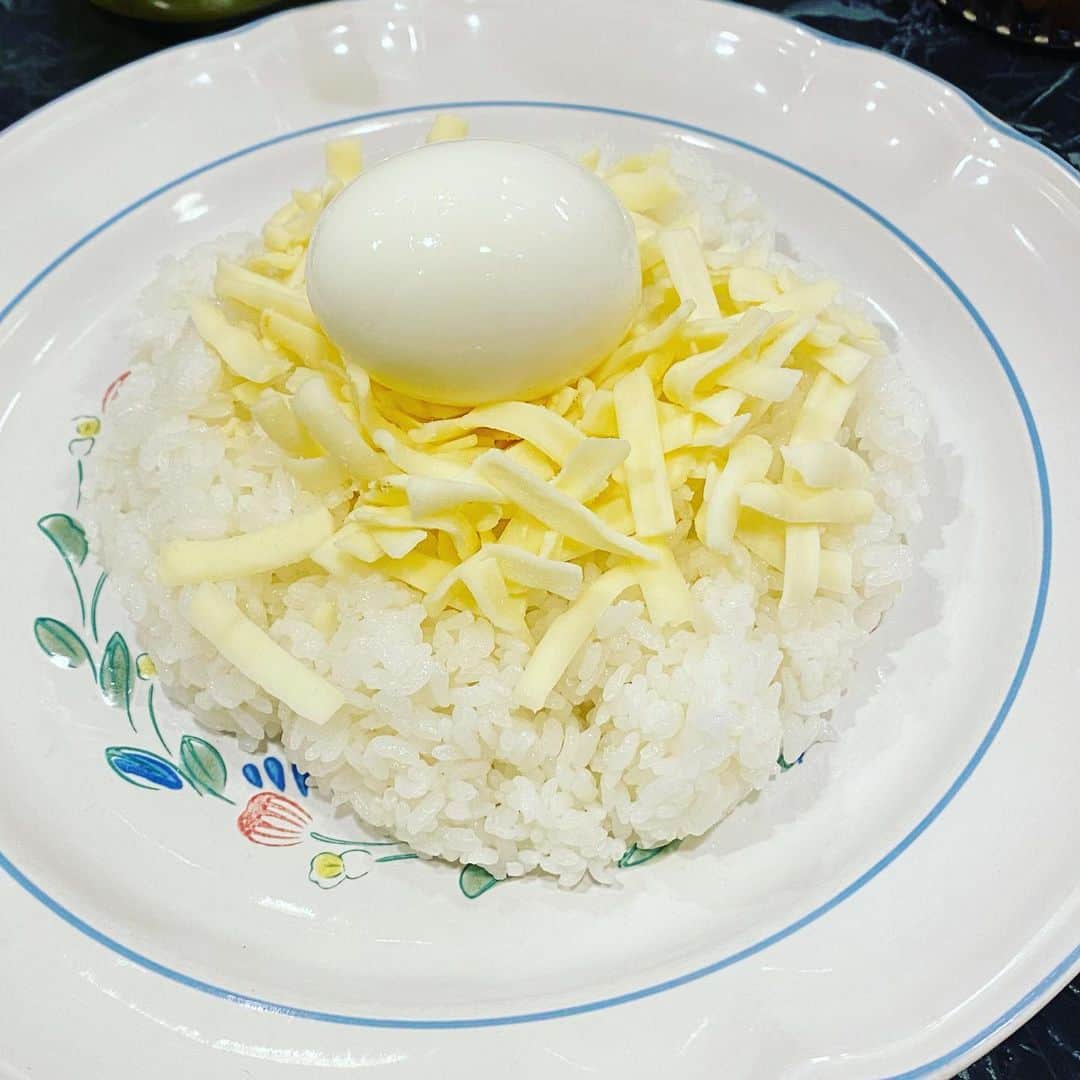 小川真司のインスタグラム：「初カレー。 チーズと茹で卵をトッピング。 #カレーカイラス」