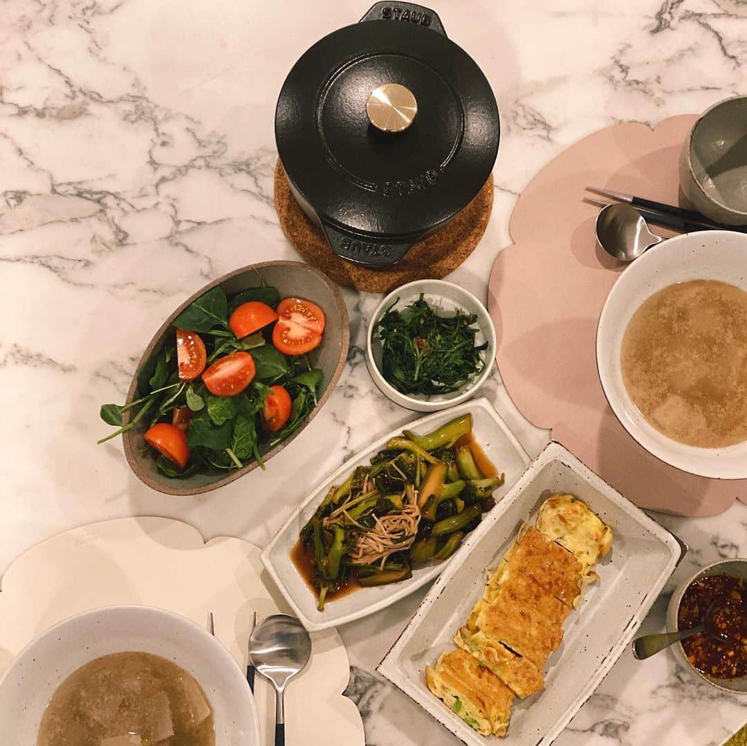 パク・ウンジのインスタグラム：「계란말이 잘 말고 싶다 😄  곤드레~ 만드레  고소한 곤드레 밥의 맛을 모르는 남편 덕분에 내가 한솥 다 먹었소🐷  체중계는.... 내일 언박싱햐야지👍  #박은지요리」