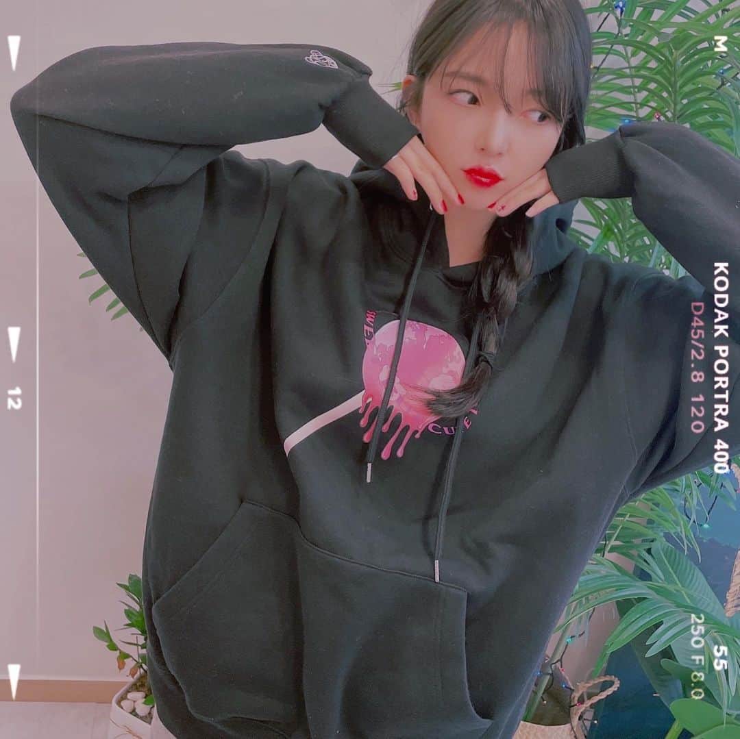 ユジョン のインスタグラム：「#dysfunct  오늘 너무 추워서  겉으로는 귀여운 사탕그림이지만 안에 아주 따뜻한 기모가 숨겨져있는 이 후드 없으면 죽을뻔,,,,,🍭💜」