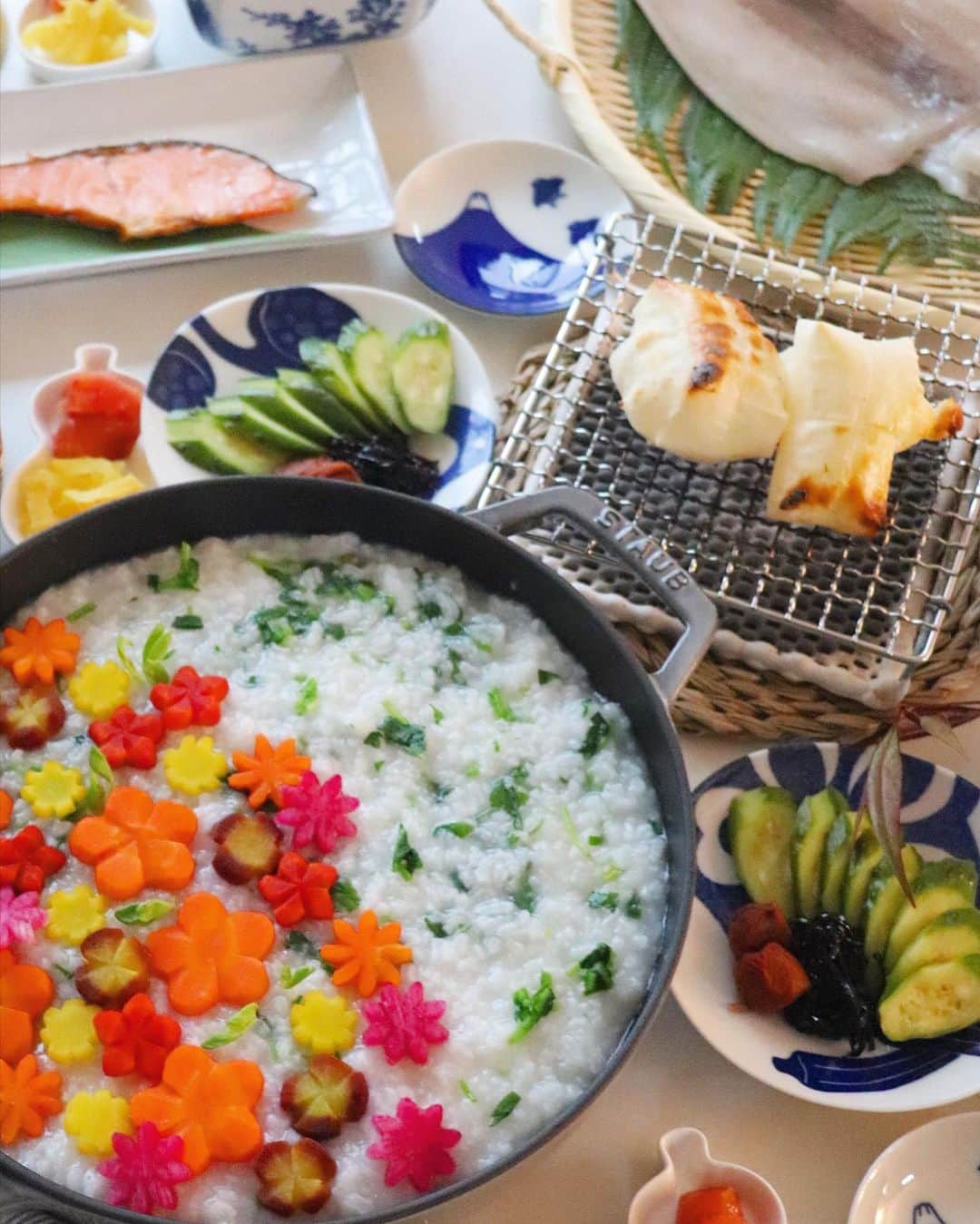 ｒｉｉさんのインスタグラム写真 - (ｒｉｉInstagram)「2021.1.7 . . #七草粥 . . お正月とは、朝から食べても許され 昼から呑んでも許され 普段食べないご馳走だらけ🥲 . . わたくしの胃腸も元気に頑張ってくれました🏴‍☠️ . . 今夜はそんな胃腸を休ませてあげるつもりでしたが わたくしの脳みそはお粥は『飲み物』だと認識しているので お正月にまだ食べてなかったお餅も食べて 網でスルメを焼いて晩酌もしました😂 . . 意味がない。 . . お粥は飲み物だから もうお腹が空いてきた〜🥲 . . . . #七草粥の日#夜ごはん#키즈쿠킹#아이밥상#캐릭터도시락#お粥#飾り切り#スルメ#staub#staubごはん#ストウブ#デコ粥#ヘルシー#ヘルシーごはん#japanesefood#フーディーテーブル#タベリー#おうちごはん#おうちごはんlover#デコごはん#キャラごはん#kyarabenist#riiごはん#てづくりごはん365」1月7日 19時14分 - yur_rii