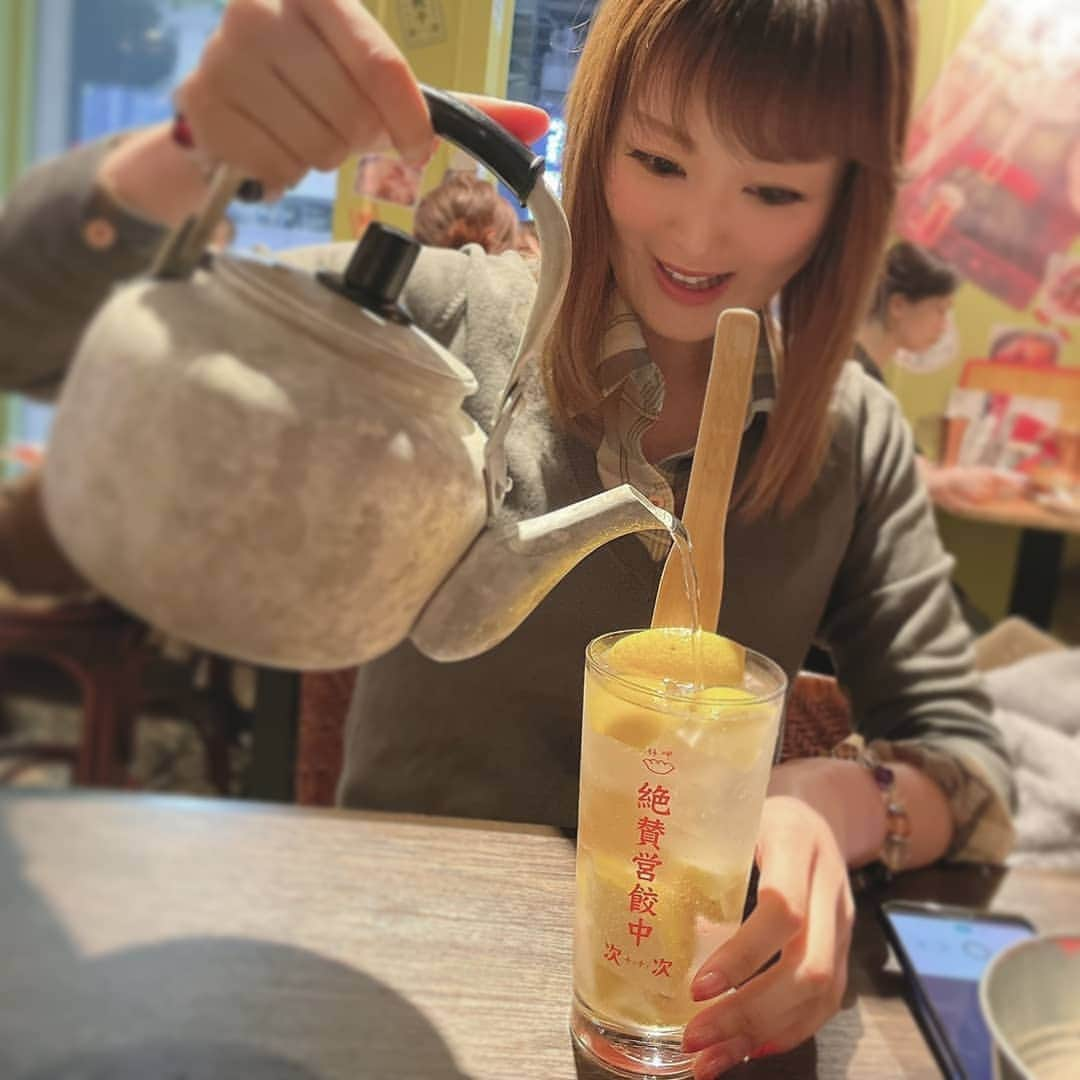 松浦麻里奈さんのインスタグラム写真 - (松浦麻里奈Instagram)「新宿中村屋ビルにある、台北餃子 次次(チイチイ) @taipeigyoza ニンニク不使用の 台北焼餃子5個290円〜。他にも390円〜 こぼれホルモン麻婆豆腐など😍🍁  レモン1個分使っている氷結シリーズ&サワーも リーズナブルだった😘✨  ヤカン飲みがとってもお得🤗👍 たっぷり飲める人はオススメ〜😌🌼  台湾ワンタン麺、もっちりしたワンタンと サッパリとしたスープの味わいが丁度いい。 最後の〆にピッタリて、量もお腹満たすに丁度いい✨  魯肉飯も、お肉ゴロゴロ、卵黄とかき混ぜて食べるのだけど ゴハンにもしっかりとタレがかかってて どちらもガッツリ食べごたえがあるよ！！  デザートまで美味しかった⊂(◉‿◉)つ  新宿にいながら異国の世界〜(✧ω✧) ランチもあるから、また堪能しにいきたい✨  #台北餃子 #台北餃子次次　#新宿グルメ #新宿#台北料理 #台湾料理#東京グルメ#麻婆豆腐#ワンタン麺#魯肉飯 #餃子#餃子好き#新宿ディナー#dinner#pr#グルメインスタ #グルメスタグラム #ヤカン #居酒屋 #居酒屋巡り #新宿居酒屋#屋台#屋台グルメ　#台北餃子チィチィ」1月7日 19時15分 - ay114.831m