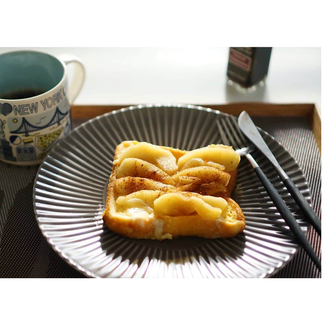 近藤夏子さんのインスタグラム写真 - (近藤夏子Instagram)「.     #アップルパイ を作った日のお決まりは  フィリングを少し残しておいて ふわふわ#フレンチトースト に乗せて食べること❤️ もはやこれが食べたいからアップルパイを作っていると言っても過言ではない。 　 この日はフレンチトーストの左半分にチーズを乗せて焼き あまじょっぱい & あまーい コラボにしてみました😍 　 おしまいにシナモンを振りかければ 幸せな朝ごはんの完成です🤍 　 　  料理することが私のリフレッシュ方法で ストレス発散かつリラックスタイムなのです❣️ お家時間はもっぱらお料理🤍 　 お休みの日はずっとキッチンで何か作ってます🤣 5人家族でみんなが美味しいって食べてくれるので作りがいがあるし嬉しいのです💗 　 　 　  #あまじょっぱい って #魔性の食べもの #無限ループ  #ちなみにこの２日後に #カスタード入りアップルパイも作りました #アップルパイ作りすぎじゃない？わたし 　 #手タレ出演　#母」1月7日 19時15分 - kondokako0804