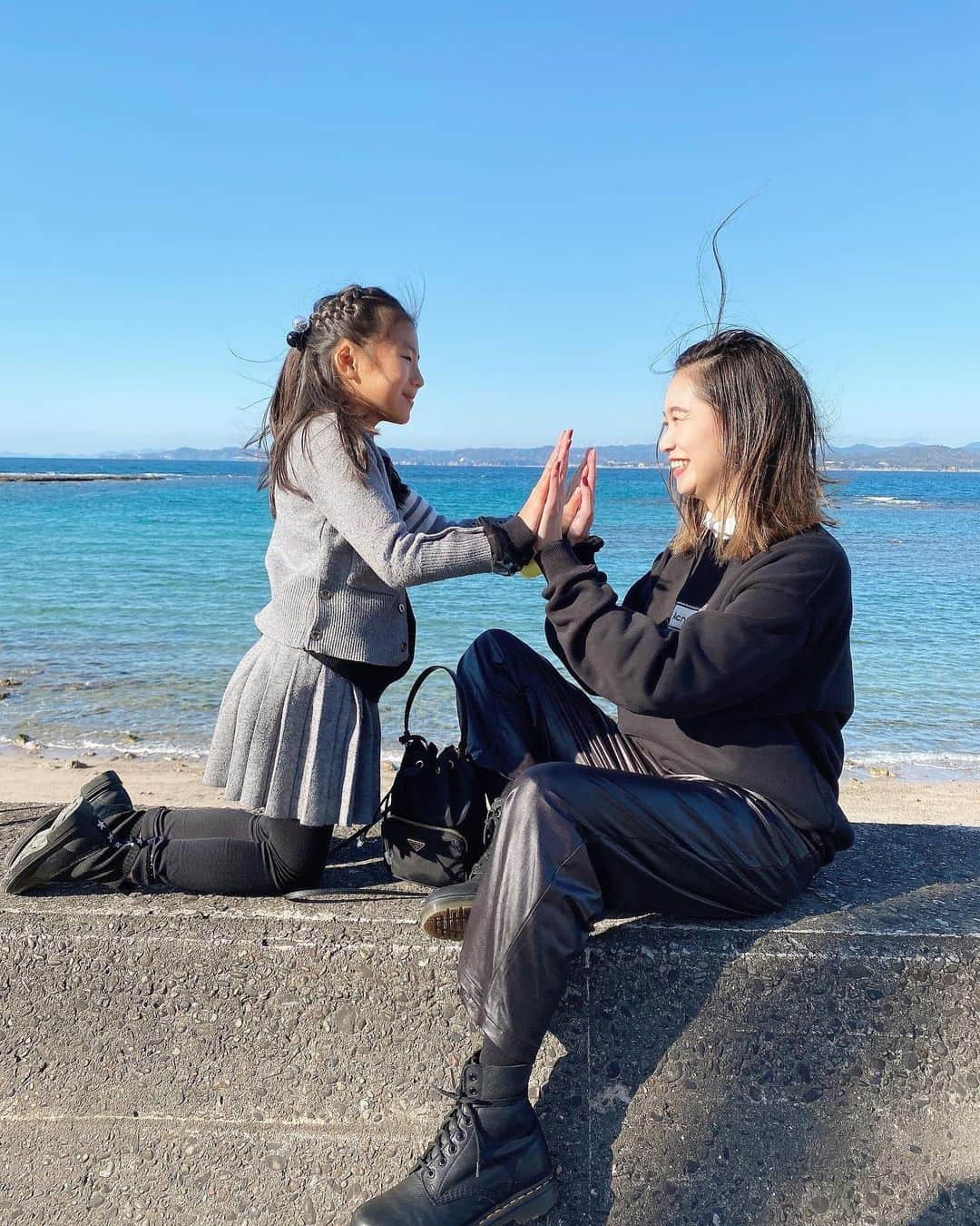 谷川りさこさんのインスタグラム写真 - (谷川りさこInstagram)「新年に冬の海を見に 2枚目の写真、髪の毛が風でアンテナに なっています！ なんとも芸術的🥺 #sea#みんなが笑顔になりますように #海#winter#夕日が綺麗#2021#happynewyear2021#白浜」1月7日 19時17分 - risakoko