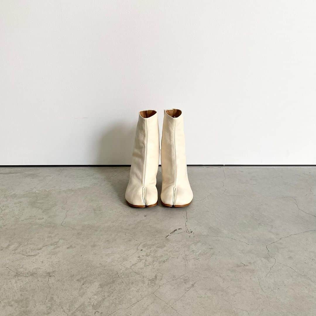 のインスタグラム：「. 『 Maison Margiela 』  available now @loveless_aoyama   @maisonmargiela  #loveless #lovelessaoyama  #maisonmargiela #margiela  #johngalliano #johngalliano  #women #men #unisex  #21ss #fashion #マルジェラ #メゾンマルジェラ」