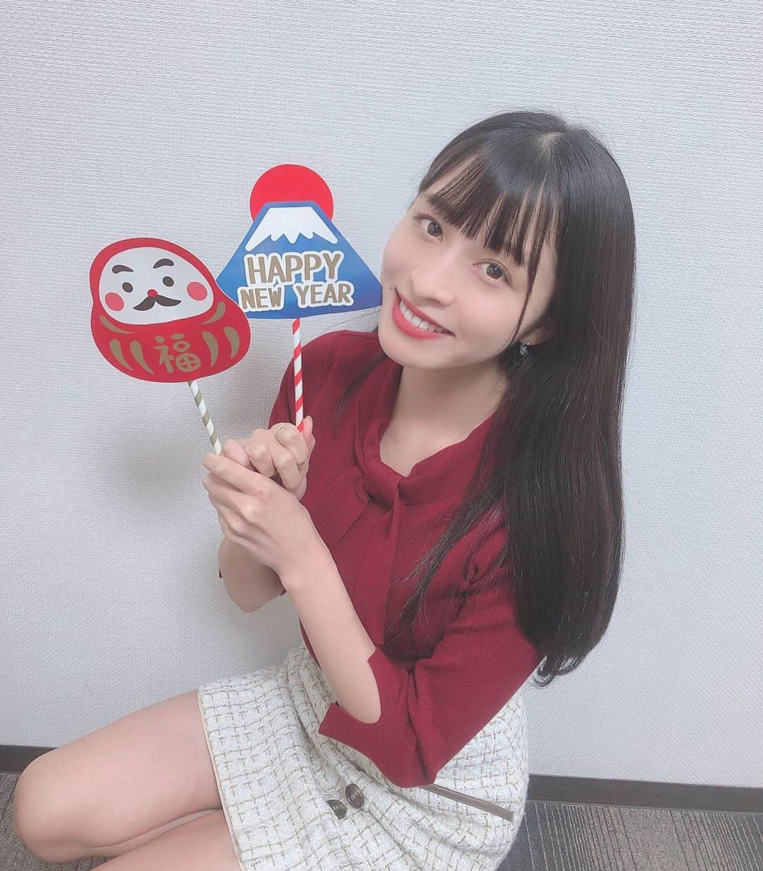 四島早紀さんのインスタグラム写真 - (四島早紀Instagram)「昨日からお仕事初めでした〜🌋 新年感ある写真〜〜〜🧧♡ . . . #instagood #新年 #お正月 #ootd #blackcode  #黒髪 #黒髪ロング #fff #likes #likeforlikes #japanese #japanesegirl  #tokyo  #ポートレート #他撮り #ピアス #指輪 #だるま  #happynewyear #美脚 ? #jillbyjillstuart #ミニスカートコーデ」1月7日 19時26分 - saki_shishima