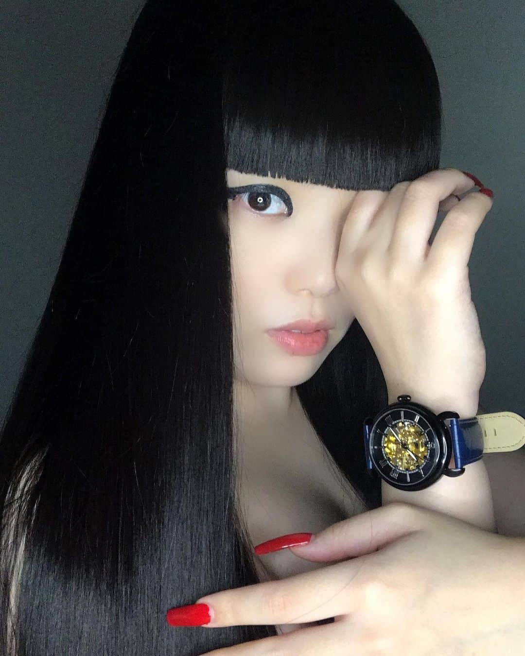 森山穂乃香さんのインスタグラム写真 - (森山穂乃香Instagram)「⌚️ @loborjapan  時間は平等に与えられている。 時が進むと共に経験値を高めて成長していく。 人間に深みがでていくのだろう。 時計を身につけることで 時間が愛おしく感じるようになったな🤍  @loborjapan  の腕時計⌚️ 【honoklzd29】のクーポンコードで10%オフになるよ！（クーポン使用期限は本日より一年間） 是非使ってみてね✨  #lobor #ロバー #腕時計 #時計 #手元倶楽部 #プレゼント #ペアウォッチ」1月7日 19時28分 - honokamoriyama_official