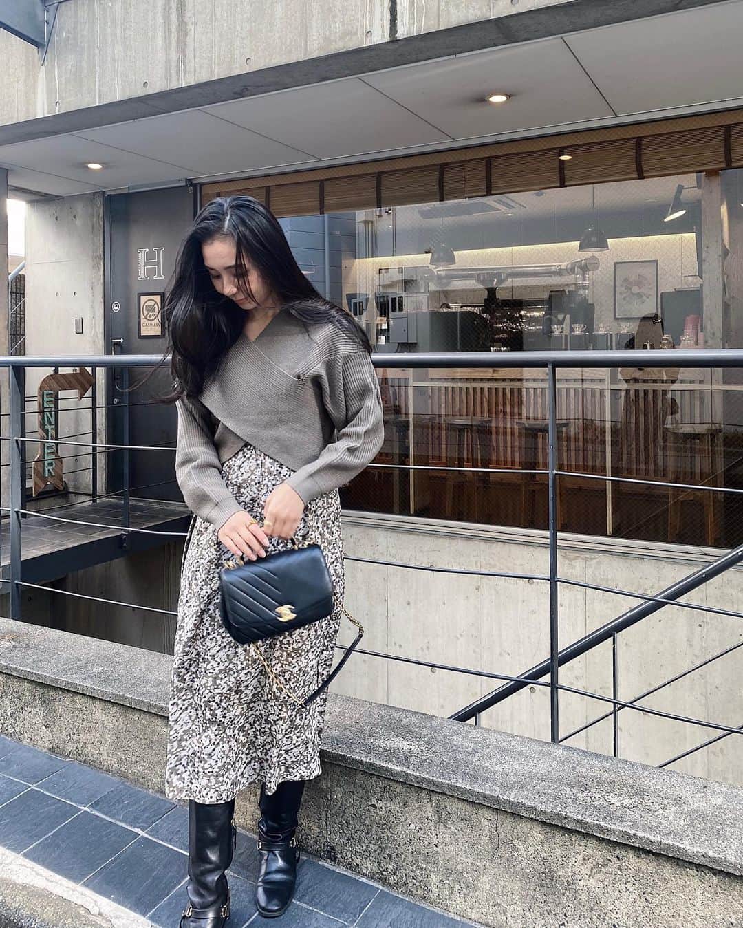 鈴木詩織のインスタグラム：「珍しくかわいらしい感じのワンピースにしてみました😎 ロングブーツを合わせてバランスを。   dress / @fifth_store  bag / chanel shoes / ZARA  ワンピースはトップスのニットとセパレートなので、単品でも着れるよん！  ﻿ ﻿  #コーデ部#コーデ日記#162cmコーデ#カシュクールニットワンピースセットアップ#fashion#knit#fifth#fifthtl#160cm以上コーデ#フィフス#冬コーデ#ワンピコーデ#カジュアル#ワントーン#大人カジュアル#カシュクール」
