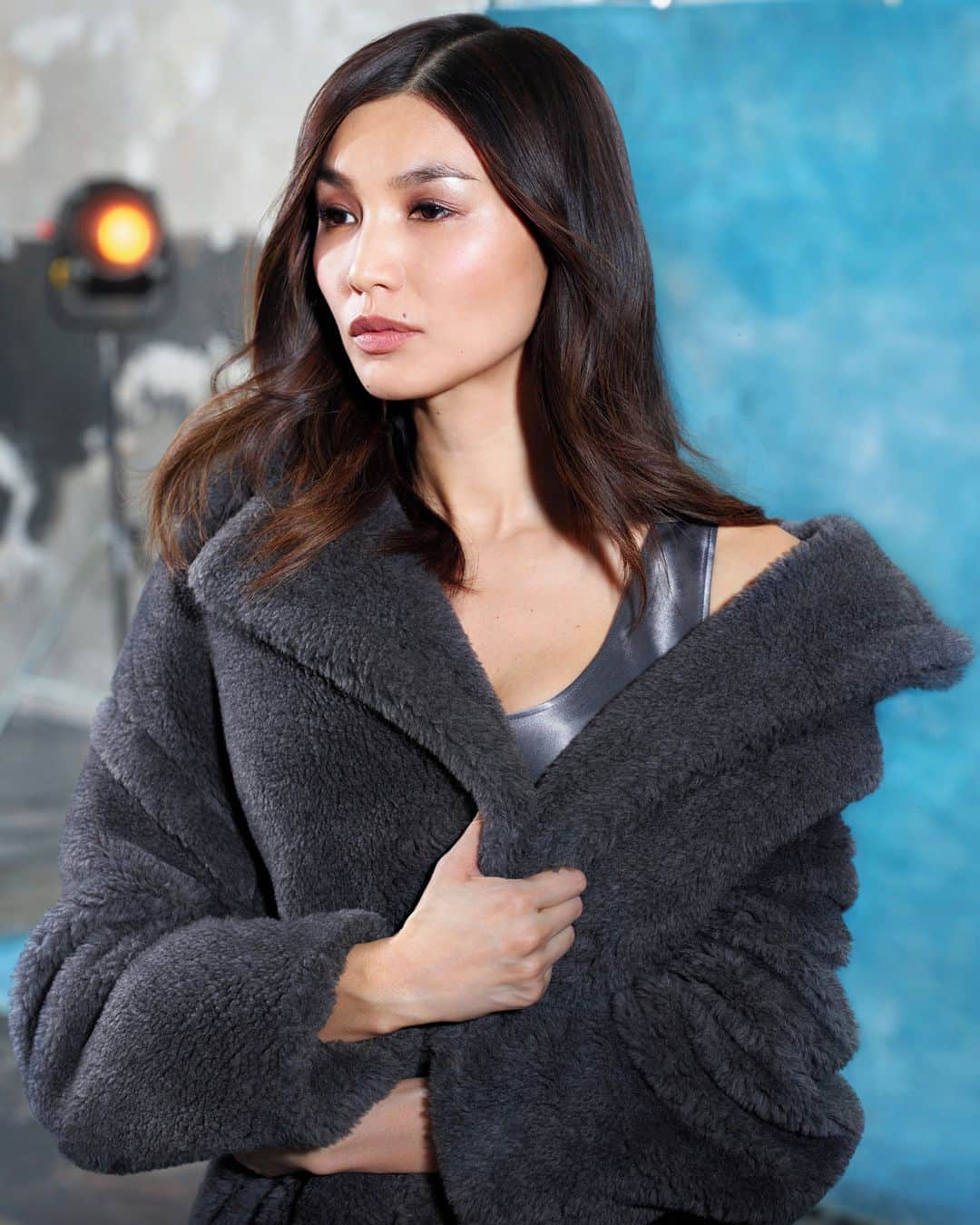 マックスマーラさんのインスタグラム写真 - (マックスマーラInstagram)「Actress @gemma_chan and the #MaxMaraFOTF 2020 award recipient wraps up in the gray #MaxMaraTeddyBear coat.⁣ ⁣ #MaxMara #MaxMaraWomen」1月7日 19時39分 - maxmara