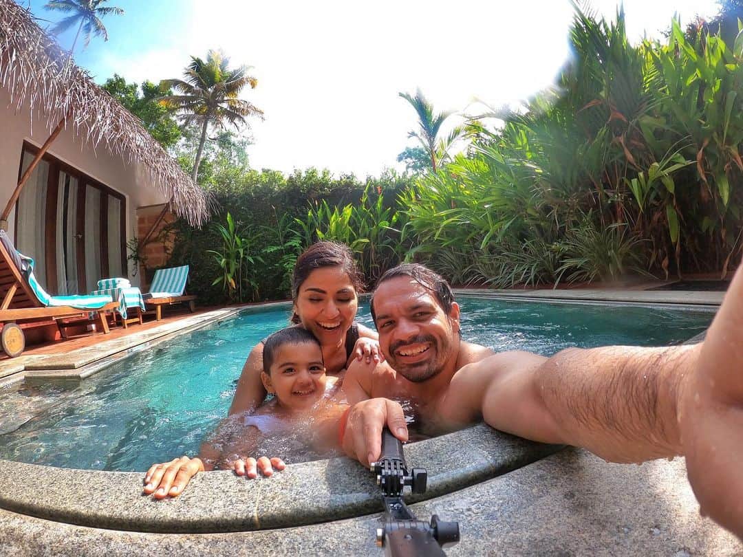 Gaurav Tanejaのインスタグラム：「Family ke saath travel mein bhasudi bahut hai... but ab akele maze bhi nahi aata... batao kya kare... batao?? #travel #kerala #flyingbeast #family」