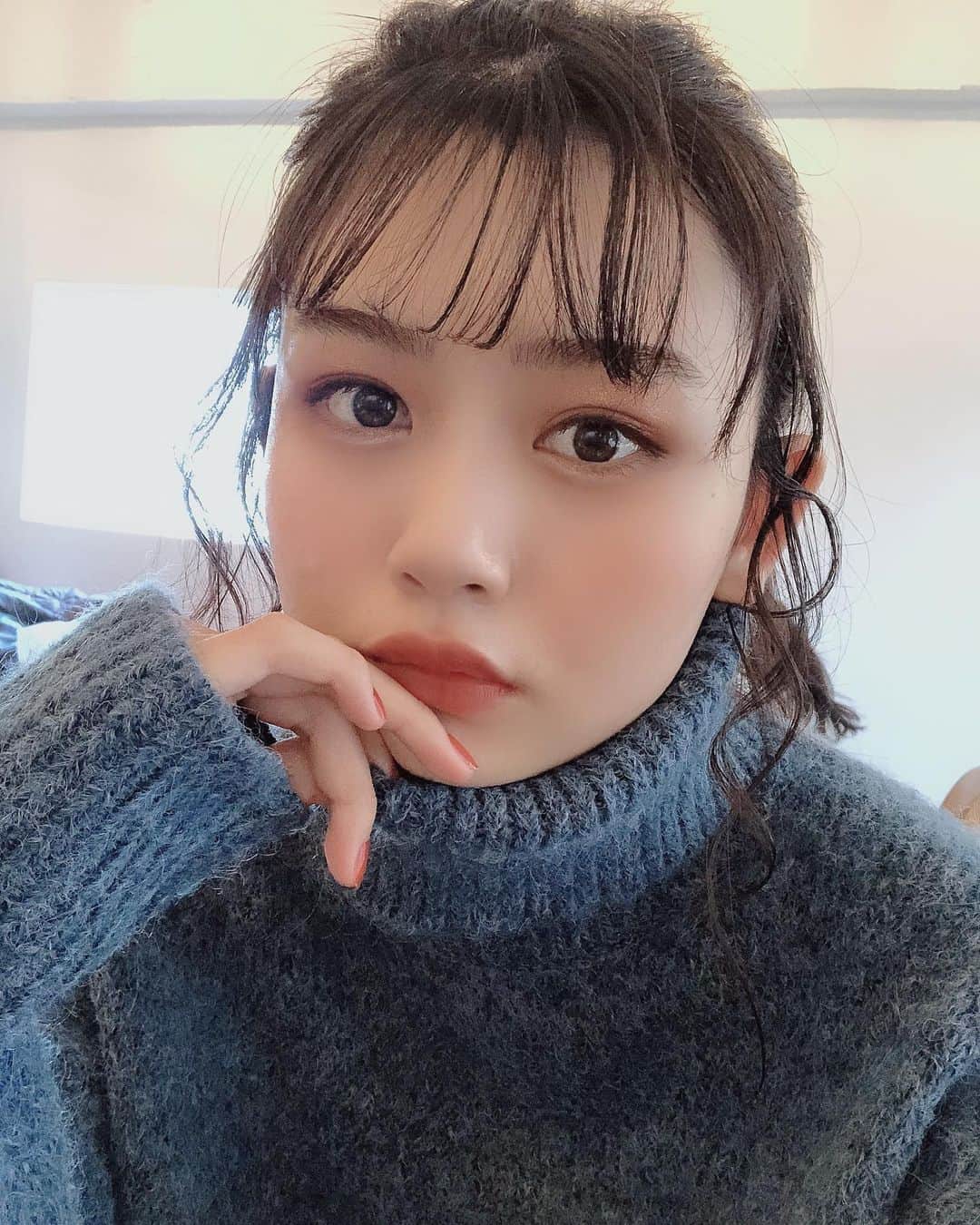 安村真奈のインスタグラム：「私服企画のオフショ〜💎 毎日リア充！をテーマに５コーデ、冬に着たいオトマナを紹介しました！ このブルーのニット可愛すぎて、たくさん着てます！❤︎ みんなのお気に入りコーデも聞きた〜い！教えて🤍  #ニコラ　#安村真奈  #オトマナ」