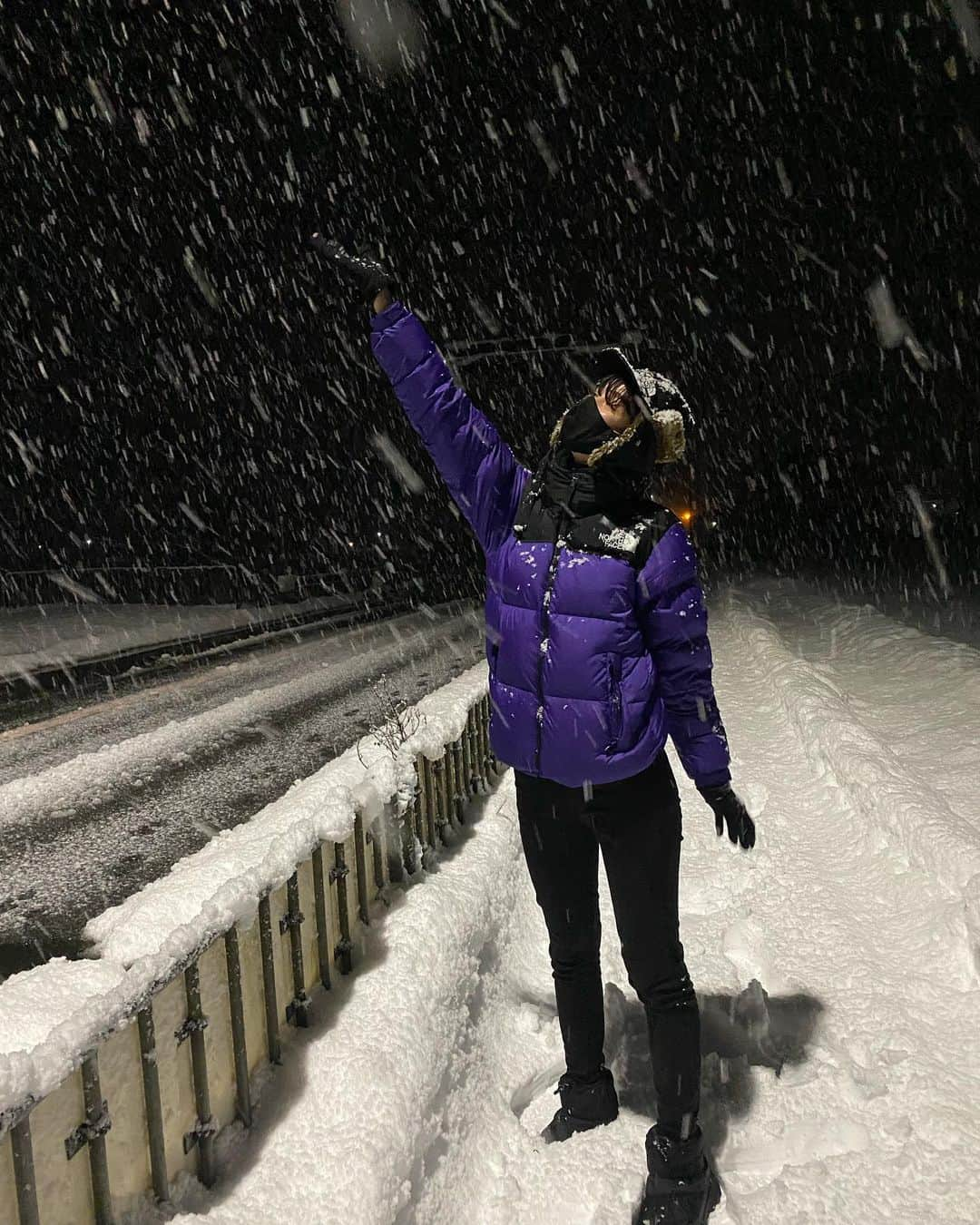 橘モニカさんのインスタグラム写真 - (橘モニカInstagram)「雪本当に好きだー！ Last week trying to catch a pretty snowflake (which was unsuccessful) . . . . . #snow #shiga #thenorthface #nuptse #purple #style #fashion #model #winter #雪 #滋賀 #ノースフェイス #ヌプシ #紫 #スタイル #ファッション #モデル #눈 #보라색 #스타일 #패션 #모델 #일상」1月7日 19時34分 - monikatachibana