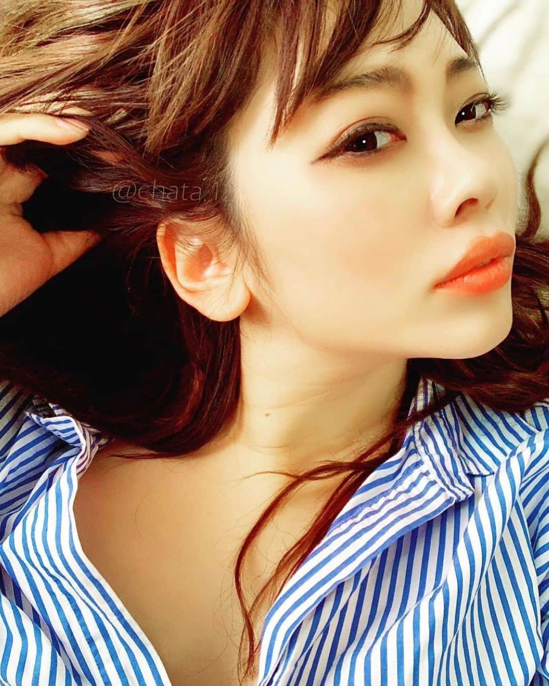 ちゃたさんのインスタグラム写真 - (ちゃたInstagram)「去年のエクステ外す前。最近はウィッグばっかり✨🐶  とりあえずここ数日なんだか薬の効きが悪くてちょっと不調気味で、モチベも上がらない…。 てことで、コメ返もまだできてなくて申し訳ないですが元気な時かえしますね✨💊  昨日今日と、2日にかけての大学病院の定期検査息子くん終わったぁ🏥 生まれてから年1程度検査があるんだけど、結果はまた今月中旬に行ってきます⭐️⭐️⭐️変わりなしかよくなってるといいな！！  お疲れ様でしたぁ‼️‼️‼️ てか、遠出は車乗ってるだけだけど、くたびれるね🚗💨  #アラサー　#美容　#美活　#美魔女　#セルフィー　#綺麗な人と繋がりたい #ヘアスタイル　#大人女子コーデ #ワイシャツ　#ユニクロ　#インフルエンサー #beautifulskin #beautifulhair #Japan #tokyo #beauty #hairstyle #japanese #ootdfashion #ootd #fashiongram #longhair #followme #instagood #fyp  #foryourpage #reels #リール #つけまつげ #makeup」1月7日 19時35分 - c.h.a.t.a.13