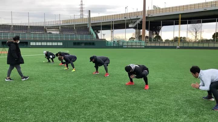 西岡剛のインスタグラム：「今日は極寒🥶 明日も寒いな❄️ 鬼教官はオガミからのシコ踏みメニューが大好き。 みんな足小鹿になってた🙄  #西岡剛」