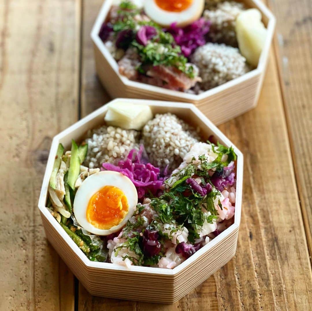 Atsukoのインスタグラム：「今日のお弁当 2021.01.07 ･ マグロの手捏ね寿司 もち米焼売 アスパラ菜の胡麻和え 中華サラダ 紫キャベツラペ ゆで卵 大根の漬物 ･ マグロの手捏ね寿司が食べたくて作成。 家族は嫌いなので😂職場の可愛子ちゃんにも。 あとは焼売とかいろいろ。 iPhoneで撮影したけど。なんか色味悪いなー😂」