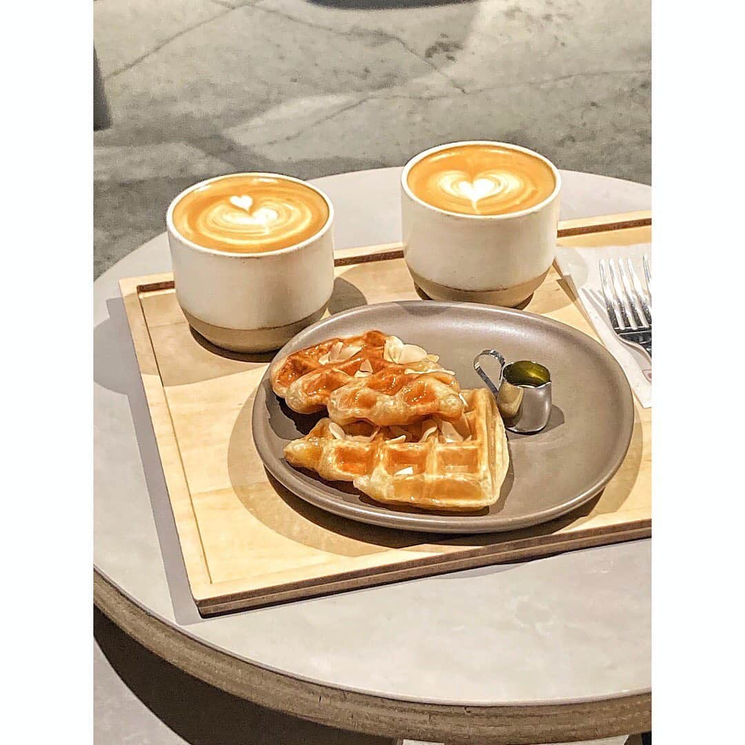 新井乃亜のインスタグラム：「☕️ #dotcomspacetokyo ✨ ふらっとほわいととくろっふる🥰☕️🥐🧇 映えうま😇💕  #도쿄카페 #도쿄카페투어 #하라주쿠카페 #오모테산도카페  #도쿄맛집 #하라주쿠맛집 #오모테산도맛집 #시부야카페  #原宿カフェ #明治神宮前カフェ #表参道カフェ #東京カフェ  #原宿ランチ #明治神宮前ランチ #表参道ランチ #東京グルメ」