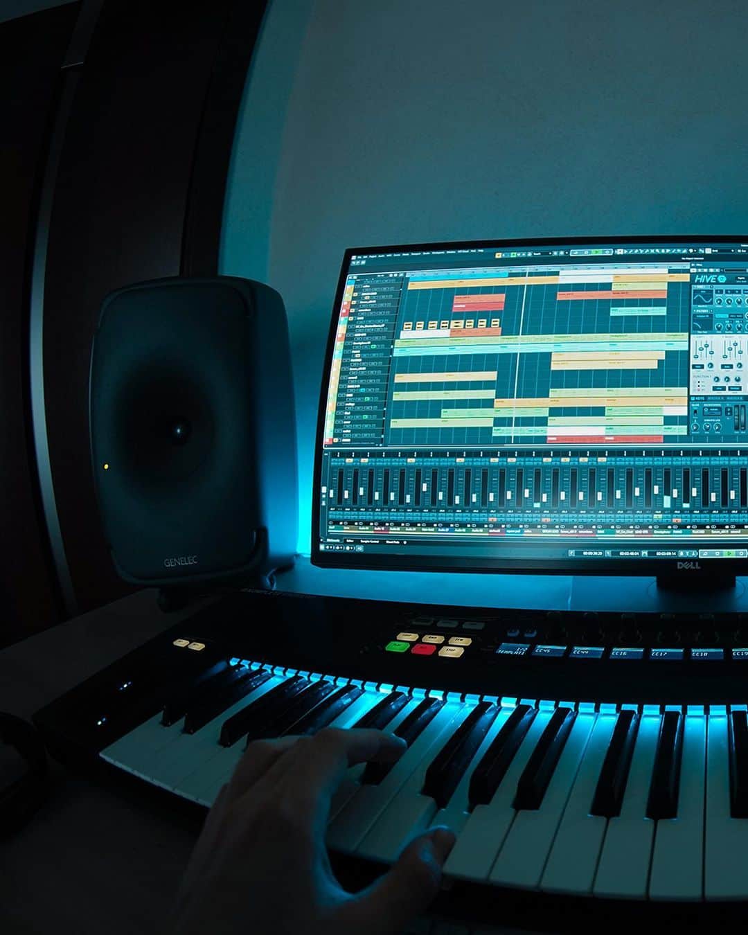 シン・コールのインスタグラム：「New music for 2021! 🎹🔥」