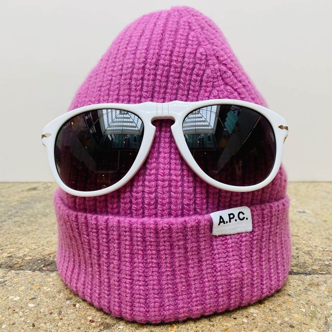 アーペーセーのインスタグラム：「A.P.C. F/W20 ⠀ ⠀ The Jude knit cap in faded rose with the Persol 649 sunglasses in white. ⠀ ⠀ Available in stores and at apc.fr⠀ ⠀ -⠀ ⠀ Suzanne Koller, renowned stylist and A.P.C.'s long time friend and collaborator selected and shot some of our F/W20 collection at our headquarter in Paris.⠀  ⠀ Creative direction & Photography: @suzannekoller ⠀ ⠀ #APC #APCFW20 #Paris」
