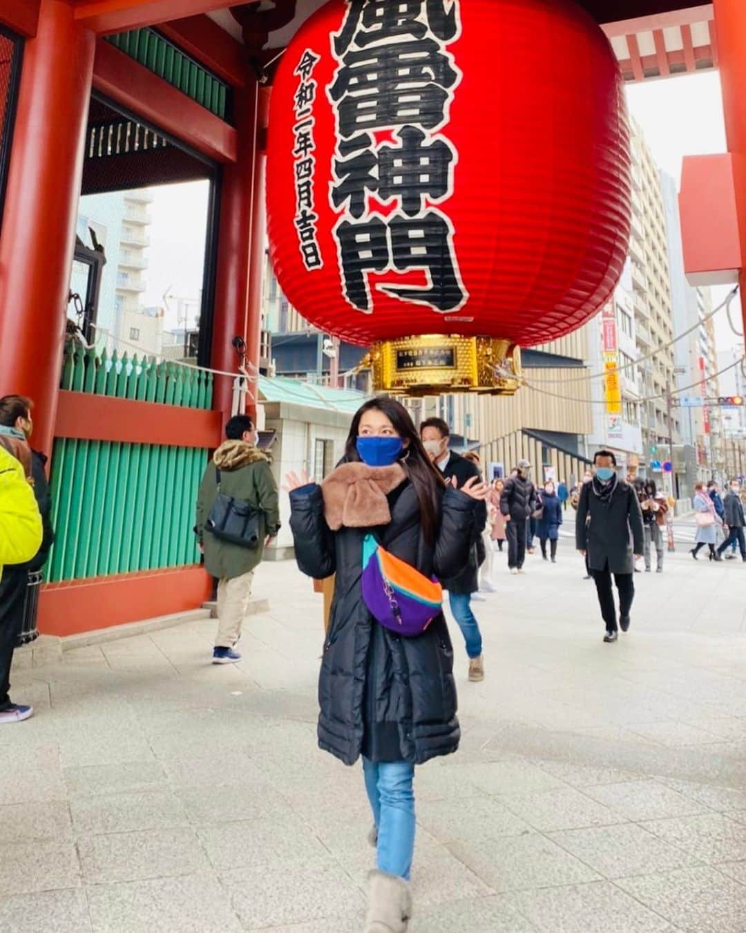 大澤有紗のインスタグラム：「先日。年始に氏神様にご挨拶🙏🏻✨ 人混みをさけて路地から行こうとしたら、姉から指令👆🏻 提灯の龍さわってこなくちゃダメだから🐲はやく！ って真剣に言うからそんなしきたりあったっけと思いながら大人しくさわってきた直後の大澤の様子です🐉 やっぱり姉だけのルールだった…。 ぜったい変な目で見てたよみんな。 マスクがあってほんとよかった😷 でも門の向こうで写真かまえて待っててくれたから良いでしょう⛩ #順調に色々あけてます #色々あるけど #ことしも笑顔 #ことしも姉は自由だ」