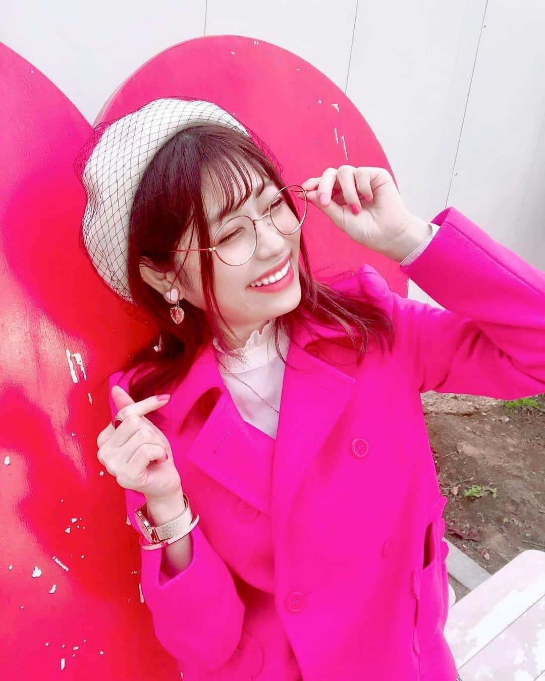 高橋里彩子さんのインスタグラム写真 - (高橋里彩子Instagram)「緊急事態宣言またでたね🥺💗💗﻿ ﻿ また大変な感じになるけど、﻿ みんなで乗り越えよう🥰💘﻿ ﻿ 不安なこと沢山だけど﻿ 不安に思ってもいいことに繋がらないから﻿ とにかく頑張ろうっ！﻿ ﻿ だから笑顔っ💓﻿ ﻿ ピンチはチャンス！﻿ 考え方で未来は変わるよね🤗💘﻿ ﻿ ﻿ ﻿ そんでもって今回のコーデは明るい色ー💗💗﻿ ﻿ ⸜❤︎⸝〜𝚌𝚘𝚍𝚎〜⸜❤︎⸝﻿ ﻿ ❥coat﻿ @redvalentino  ﻿ ﻿ ❥ベレー帽﻿ ﻿ @petale_official﻿ ﻿ ﻿ ﻿ ❥Breathless﻿ @katespadejapan  フォロワーさんから頂いたのを﻿ 大事に使ってます💓﻿ ﻿ ❥時計⌚﻿ Necklace📿💫﻿ ﻿ お得な情報🙊🎄♥️﻿ Daniel Wellingtonの公式サイト、﻿ 直営店舗にて2点以上お買い上げで25％OFF（全商品対象）﻿ ギフトラッピングも無料でしてくれるんだって🎁﻿ ﻿ さらに！、なんと﻿ 15％OFFクーポンコード【konkon】の﻿ 併用出来るよ🙊﻿ ﻿ ねぇ、めちゃくちゃお得すぎない？（笑）﻿ いいんですか！！ってなる🥺💗😁﻿ ﻿ ﻿ 誰かへのプレゼントや自分へのご褒美を考えてる方は﻿ ぜひ！絶対！使ってくださいっ！（使わないと損🙈！）﻿ ﻿ ﻿ ﻿ ﻿ ﻿ ﻿ ﻿ #ダニエルウェリントン#DWクリスマス #PR﻿ #腕時計 #DW #danielwellington #プレゼント #アクセサリー #レディース時計 #冬コーデ #ビジョビ  #韓国ファッション #サロモ #モデル #ベレー帽 #ベレー帽コーデ #小物使い #コロナに負けるな #笑顔 #happy #癒し #メガネ #メガネ女子 #LilyBrown  #ベレー帽のかぶり方 #ショッキングピンク #ピンクコーデ #redvalentino」1月7日 19時48分 - konkonwanwan