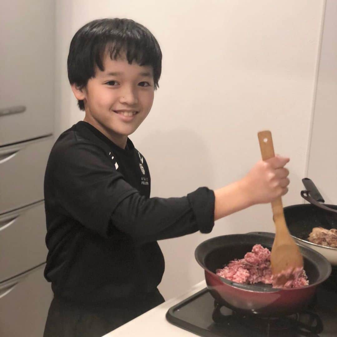 山口太幹さんのインスタグラム写真 - (山口太幹Instagram)「今日は料理したよ🔪 ミートパスタを作ったんだ🍝  やっぱり自分で作ったからすごく美味しかった🥰  料理ができる男子になれるように頑張りまーす✨  #山口太幹 #宮崎出身 #小学生男子 #子役 #俳優 #朝ドラ子役 #モデル #海汐プロダクション所属 #アービング所属 #ミートパスタ #料理 #自分料理 #美味しかった #頑張る #楽しい #夕飯」1月7日 19時50分 - taiki_umipro