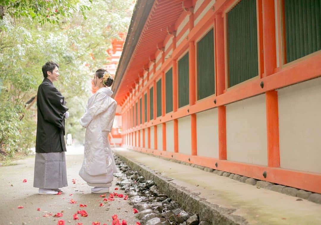 京都神社婚のインスタグラム：「２０２１年がスタートしました♫ ご覧の多くのみなさまにとってご結婚・挙式という人生の節目を迎えられるという年◎ 誠におめでとうございます！ ・ 神社で執り行われる神社挙式は、 列席できるのは親族のみの神社さんも多く、ご両家のご縁を結ぶという意味合いが本来の為、今のこうした状況下にあってもお近くの神社にて、挙式を執り行う事も可能です◎ ・ ・  ご覧のお二人にとって、 笑顔が溢れる、豊かな門出の１年に なりますように！ ２０２１年も どうぞよろしくお願い致します☆ ・ ・ 京都神社婚は、衣装・着付け・ヘアメイク・当日のアテンド・写真撮影およびデータ・アルバムなど必要なものを全てセットで含んだサービスです◎ ・ 全てセットに含まれているため、予想外の追加料金はかかりません◎ 休日料金やハイシーズン料金もありません◎ ・ フォトスタジオが運営するプランですので、 お写真も高い品質のものをカタチに残していただけます◎ ・ 情勢の影響により、ご親族様との少人数での挙式をご検討されている新郎新婦様も多くいらっしゃると思います ・ 何から準備を進めるかなどわからないことも、まずはお気軽に、挙式のこと、ご相談ください◎ ・ ・ ・ ・ #京都#kyoto#Japan#和装#着物#白無垢#京都神社婚#和婚#神前式#神社挙式#結婚式#結婚#wedding#ウェディング#ブライダル#bridal#bride#結婚準備#結婚式準備#花嫁準備#プレ花嫁#花嫁#instawedding#幸せ#weddingphotographer#撮影#スタジオゼロ」