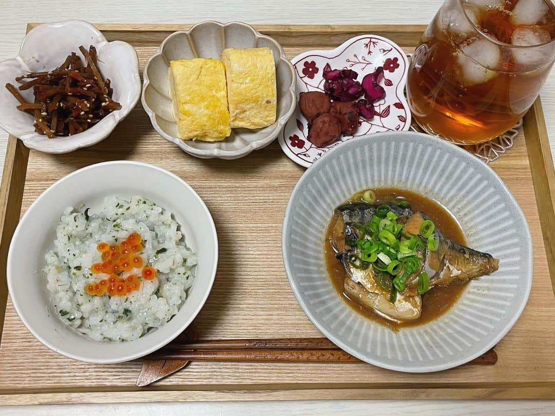 七尾カンナのインスタグラム：「. . 今日は七草粥の日🌟 . 🍴七草粥 🍴サバの味噌煮 🍴きんぴらごぼう 🍴だし巻き玉子 🍴お漬物 . 初めて七草粥を作りました！ 炊飯器で中華粥風に😙🤍 普通のお粥よりとろっとろになります！ 鯖味噌は小口ネギじゃなくて白髪ネギか生姜をトッピングしたかったんやけど買い忘れました😞 . 今日からまた緊急事態宣言。 うちらの職種はとっても大きく影響します。最初の緊急事態宣言中はとっても病んじゃったので、今回は心も体も無病息災を願って七草粥を食べました！ . 先月に引き続き今月もYouTube頑張るので変わらぬ応援よろしくお願いします🥺🙏 動画の再生回数・高評価・コメント・チャンネル登録、全部が力になります！ 些細なことだけどチリツモです！ 今日もこのあと20時に動画upするので、ぜひよろしくお願いします！ . . . . . . #七尾めし #おうちごはん #おうちカフェ #おうち時間 #七草粥 #七草粥の日 #料理 #献立 #クッキングラム #鯖の味噌煮 #自炊 #自炊女子 #フォローミー」