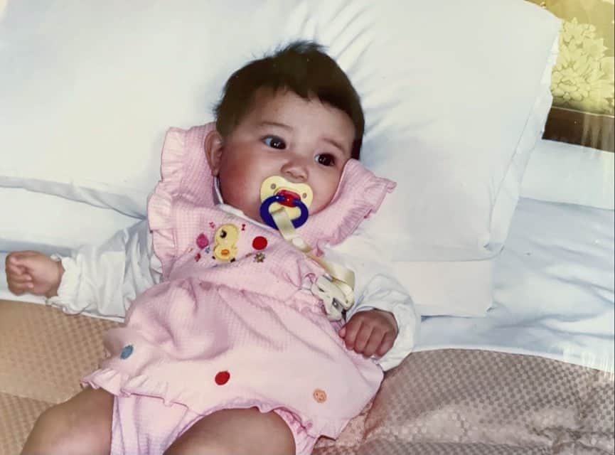 えまぽち(穂波エマ)のインスタグラム：「Happy Bitrh Day to Me 👉🏽👈🏽❤️  今日で19歳になっちゃった。 永遠の18歳と思ってたのに🥺  18歳は1年前目標にしてた通り、自分でもありえない出来事や現実が沢山起こりました🙏🏼🥺  友達とかファンの方が支えてくれたからここまで来れました🖤  19歳はエマにとって大事な歳！何一つ妥協しないー！ ファンのみんなをより近く感じれる事が増えると思います！沢山の人に恩返ししつつ突っ走ります👰🏼  やっぱめっちゃ負けず嫌いやから何でも1番がいいし 自分を踏み台にはされたくないから唯一無二になれるよう頑張る🔥🔥  沢山メッセージありがとう〜🖤 ゆっくりみます！」