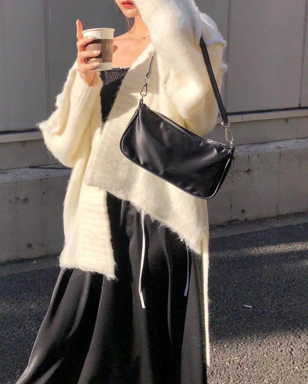 絢さんのインスタグラム写真 - (絢Instagram)「さっと羽織れるChunky Knit gown どっしり感最高🤍 vol.2は1/16から🤍」1月7日 19時54分 - ____ayagram____