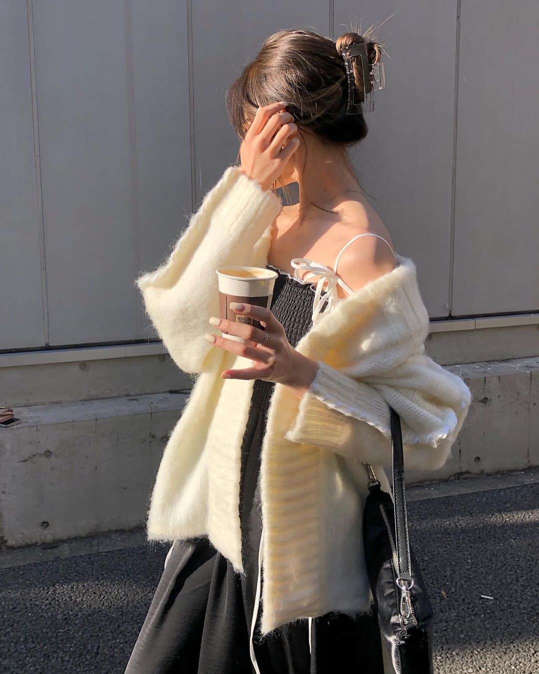絢さんのインスタグラム写真 - (絢Instagram)「さっと羽織れるChunky Knit gown どっしり感最高🤍 vol.2は1/16から🤍」1月7日 19時54分 - ____ayagram____