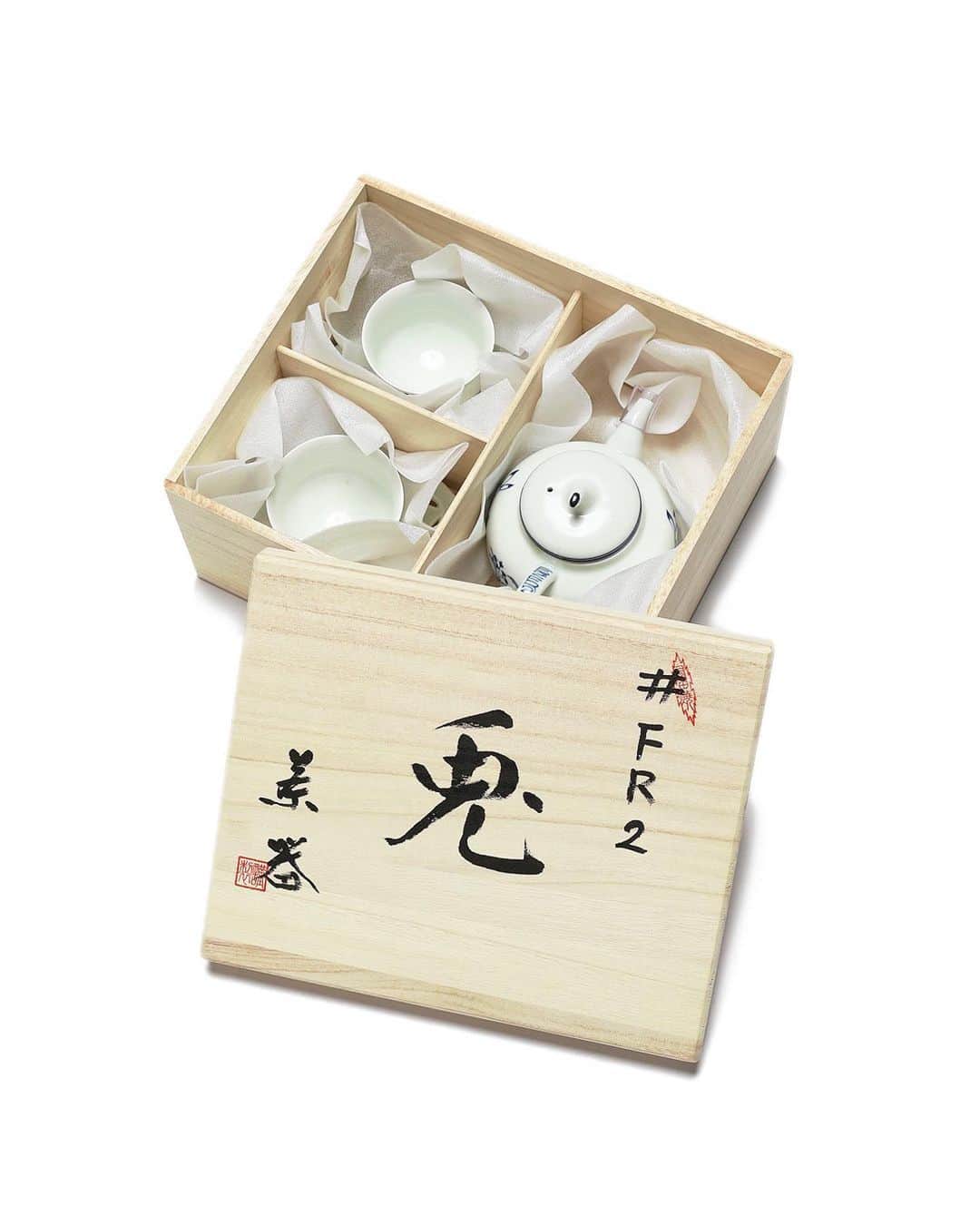 #FR2さんのインスタグラム写真 - (#FR2Instagram)「#FR2 X Tea Set CHIAKI  Let's Take A Breather  Tea set depicting a rabbit at play, a character from the oldest Japanese manga“Choju Jinbutsu Giga” (Scrolls of Frolicking Animals). This heartwarming tea set decorated with #FR2 ’s rabbit is now available.  This brand logo, inspired by “Choju Jinbutsu Giga”, is an illustration of #FR2 ’s playful mood. We combined it with the unique colours used in Arita porcelain to create this endearing design.  While the tea cup shapes itself in your hand, making tea even more enjoyable,the saucer adds a taste of elegance. The saucer is engraved with cloisonné hexagonal patterns “Kissho”symbolising good omens as your destiny branches out in all directions.  Take some time to appreciate the soft shapes of this delightful teapot and cup set as it warms you up during tea break.  #FR2 ×茶器CHIAKI ほっと一息。  日本最古の漫画「鳥獣人物戯画」に登場するウサギの遊戯を描いた茶器。#FR2 のうさぎが描かれた心温まる茶器セットが完成しました。  ブランドロゴが鳥獣人物戯画になった#FR2 らしい遊び心溢れる図案が入り有田焼ならではの色使いで心温まるデザインに仕上がりました。手になじむ湯呑にはお茶を一段とお愉しみいただけるように受皿でより品よく。受皿には“七宝”の“吉祥文様”が彫られ、ご縁が四方八方・十字に広がる縁起の良さも兼ね備えました。  柔らかいフォルムの急須と湯呑で温かい時間をお過ごしください。  #FR2 X 茶具 CHIAKI  歇口氣，小憩一下  茶具描繪的是日本最古老漫畫《鳥獸人物戲畫》中的嬉戲白兔一角。這套飾以#FR2 白兔的暖心茶具現正供應中。  受到《鳥獸人物戲畫》啟發的品牌標誌呈現出#FR2 的趣味精神。結合有田燒所用的獨特配色，我們終得創造出這款討喜設計。  合手的杯型配上增添優雅韻味的茶托，品茗時刻也更為愉悅享受。茶托上還刻有景泰藍六角花紋的「吉祥花」，象徵著吉祥如意，如同向四面八方開枝散葉的好運道。  請在暖心的茶憩時光，花點時間欣賞這套賞心悅目的茶壺和杯具組，感受一下它的柔和造型。  #FR2 ×茶具CHIAKI  尽享轻松片刻。  这套茶具描绘的是在日本最古老的漫画《鸟兽人物戏画》中出现的白兔嬉戏的画面。 #FR2 的白兔嬉戏图温馨茶具套件顺利完成。  品牌标识含有鸟兽人物戏画，＃FR2 独具特色的图案情趣盎然以有田烧瓷器特有的配色构成温馨的设计。 合手的茶杯配上茶托，可以使用更精美的茶具更愉悦地品茶。茶托上雕刻着“七宝”的“吉祥花纹”，机缘向四面八方和十字扩展，也兼具吉祥如意的祝福。  请用形状柔和的茶壶和茶杯享受温馨的时光。  #FR2#fxxkingrabbits#頭狂色情兎#Smokingkills® #茶器#茶器セット#Chaki#greentea#teaset」1月7日 19時54分 - fxxkingrabbits
