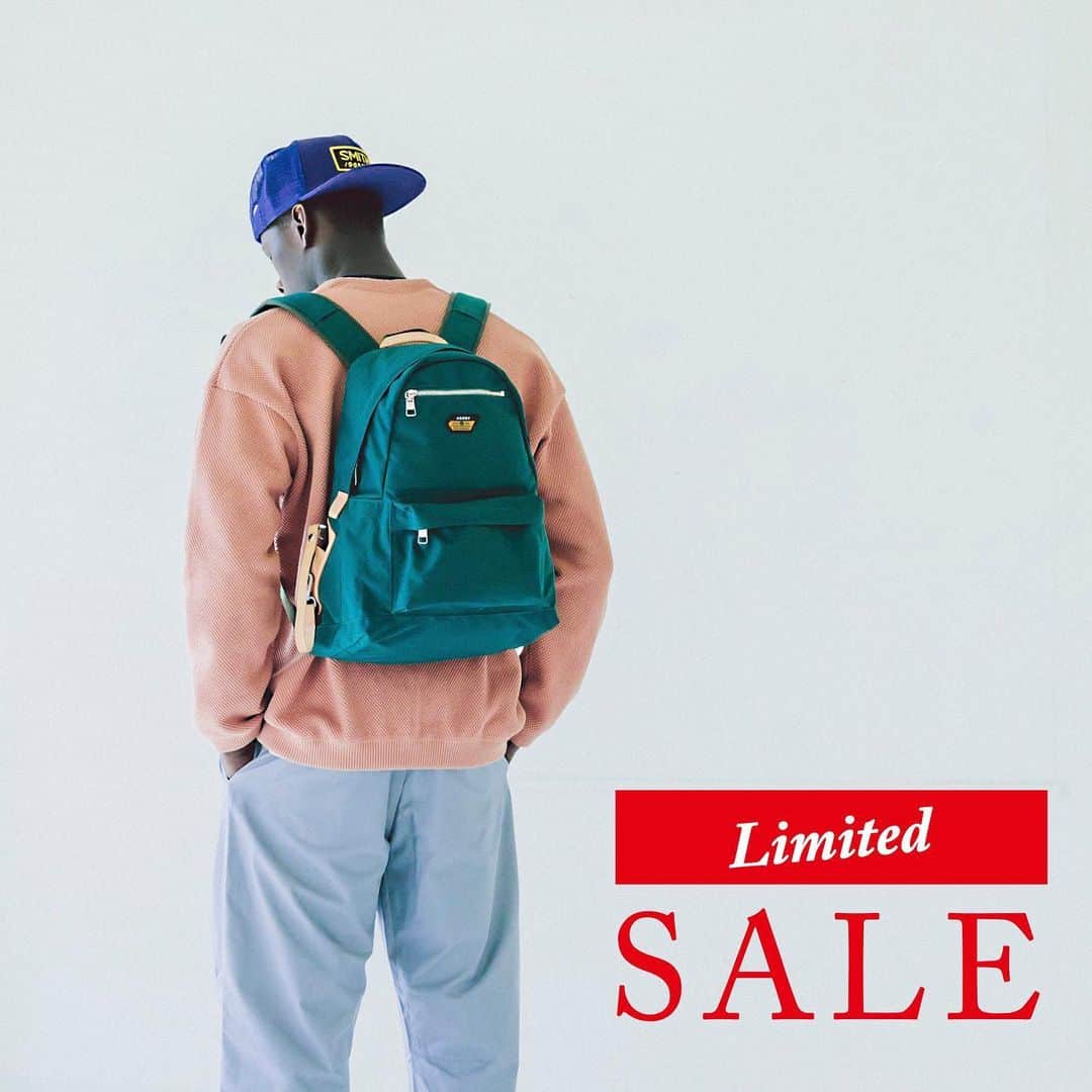 UNBY GENERAL GOODS STOREのインスタグラム：「今は、素材に詳しい方なら名前をご存知の方が多いはず、CORDURAファブリック。 弊社のデザイナーがCORDURAナイロンを選び出した頃、その当時のCORDURAナイロンはちょっと霜降りと言うか、染まり方が均等ではなかったそうです。その、ムラ感のある感じがCORDURAナイロンのイメージなんだよなーと出来たのがこのCORDURA SPANシリーズです。本体素材にはタテ・ヨコに2種類の糸を使いオリジナルで開発したCORDURAナイロンを使用、420dコーデュラ糸と140dの6ナイロン糸をATY加工(機械を使用し糸自体に空気を含ませる加工)し平織したスパンライク調の生地です。 CORDURA糸と6ナイロンを同時に染めることにより発生する独特なムラと色の深みが特徴です。 . . . . #unby #AS2OV #highdensity #リュック　#リュックコーデ　#unbygeneralgoodsstore #lifestyle #backpack #バックパック #bagdesign #ペアルック　 #menstyle #menfashion #アンバイ #アッソブ #SALE #セール情報 #streetstyle #accessories #everydaycarry」