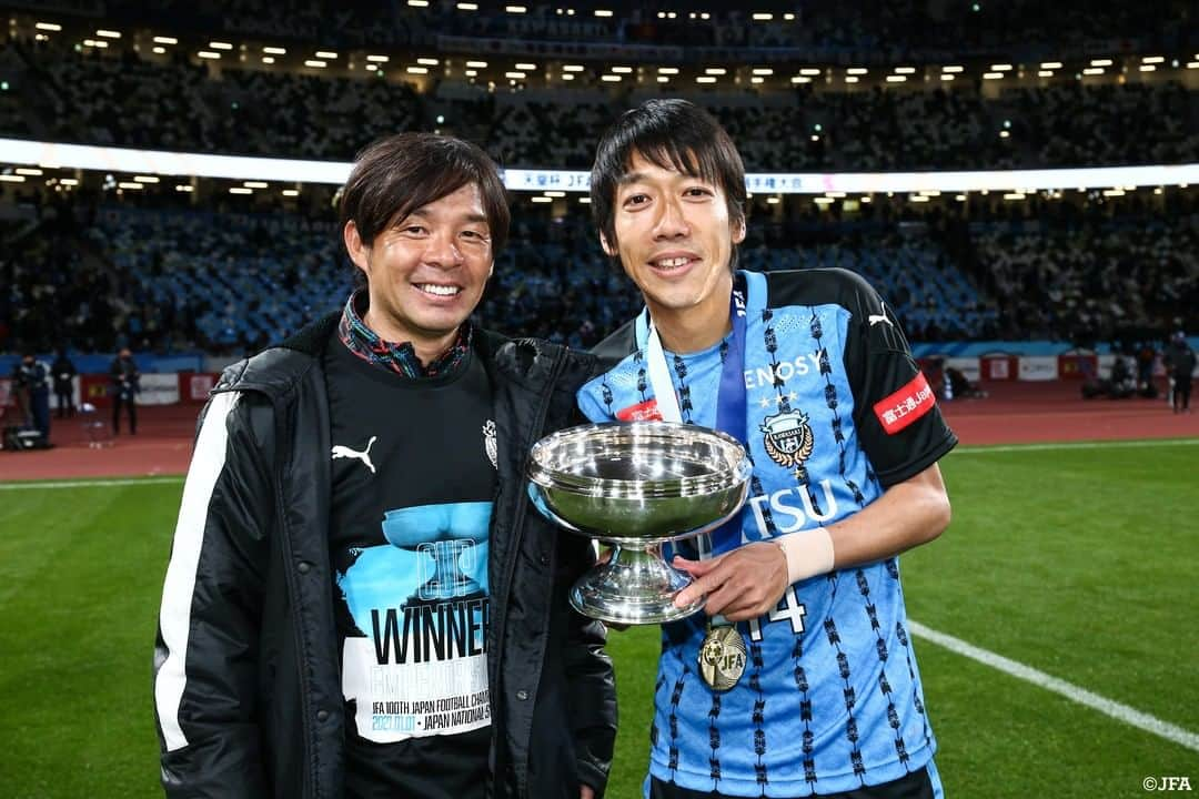 Ｊリーグさんのインスタグラム写真 - (ＪリーグInstagram)「. 現役最後の試合を、天皇杯優勝で締め括った #中村憲剛 選手の様子をお届け🐬  #川崎フロンターレ 一筋で18年間。 クラブを牽引し続け、誰からも愛された選手でした👏  中村憲剛さんのセカンドキャリアも 心から応援しています✨  お疲れ様でした💐  #天皇杯 #kawasakifrontale #frontale #ケンゴありがとう #onefourkengo   #小林悠 #登里享平 #大島僚太  #谷口彰悟 #長谷川竜也 #守田英正  #ふろん太 #鬼木達   #バンディエラ #ワンクラブマン #Ｊリーグ #jleague」1月7日 20時00分 - jleaguejp