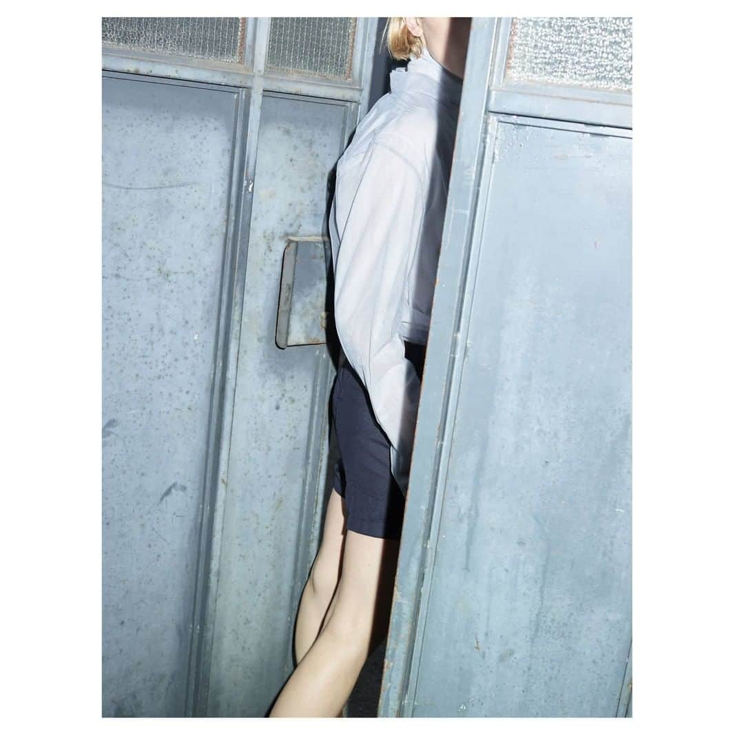 アンドレアポンピリオのインスタグラム：「4 DAYS LEFT  SOMETIMES SHE HIDES HER FEMININITY TO MEET HER MALE PART  ANDREA POMPILIO SS21 WOMENSWEAR COLLECTION AVAILABLE SOON AT AP SUPERMARKET  STAY TUNED  #ANDREAPOMPILIO #LoveMeForeverOrNever #MadeinItaly #womenswear  #comingsoon  #staytuned  #ss21」