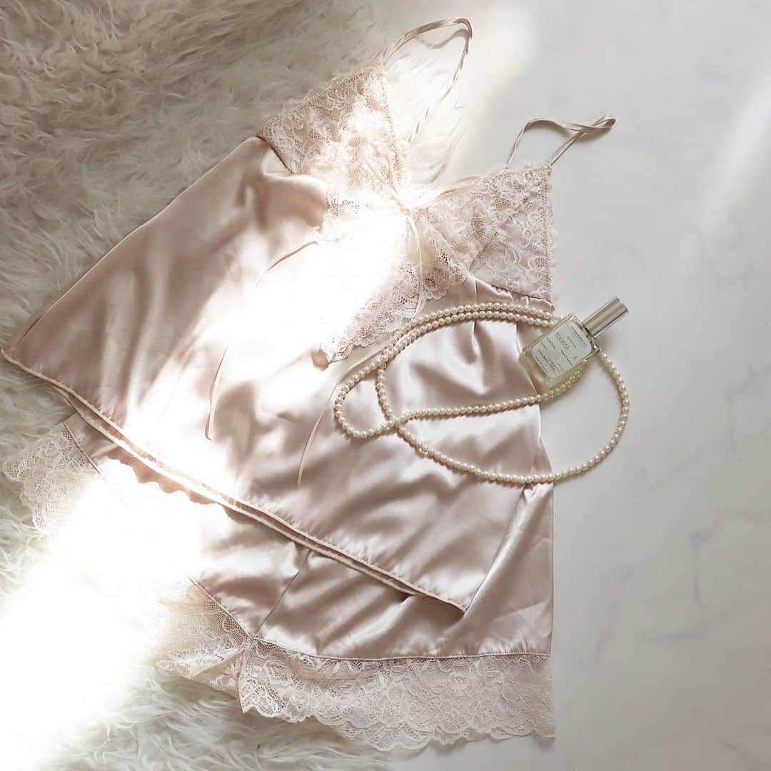 Eri Satoのインスタグラム：「レースとサテン生地が大人可愛い、 @247lingerie_official の レーシーマットサテンベビードール＆ タップパンツ😘 · ピンクっぽいベージュなのでわたし好みの色💗 スカートの時は透け防止にこういうアンダーパンツをはくことが多いです！ · プチプラだけど、さらに！¥500 OFFになるクーポンコードがありますよー💛 👉クーポンコード：247202 ぜひチェックしてみてね🤗 blogにもリンク貼りました💛 · · #247 #247lingerie #247ランジェリー #ベビードール#アンダーパンツ#キャミソール#ランジェリー#大人可愛い」